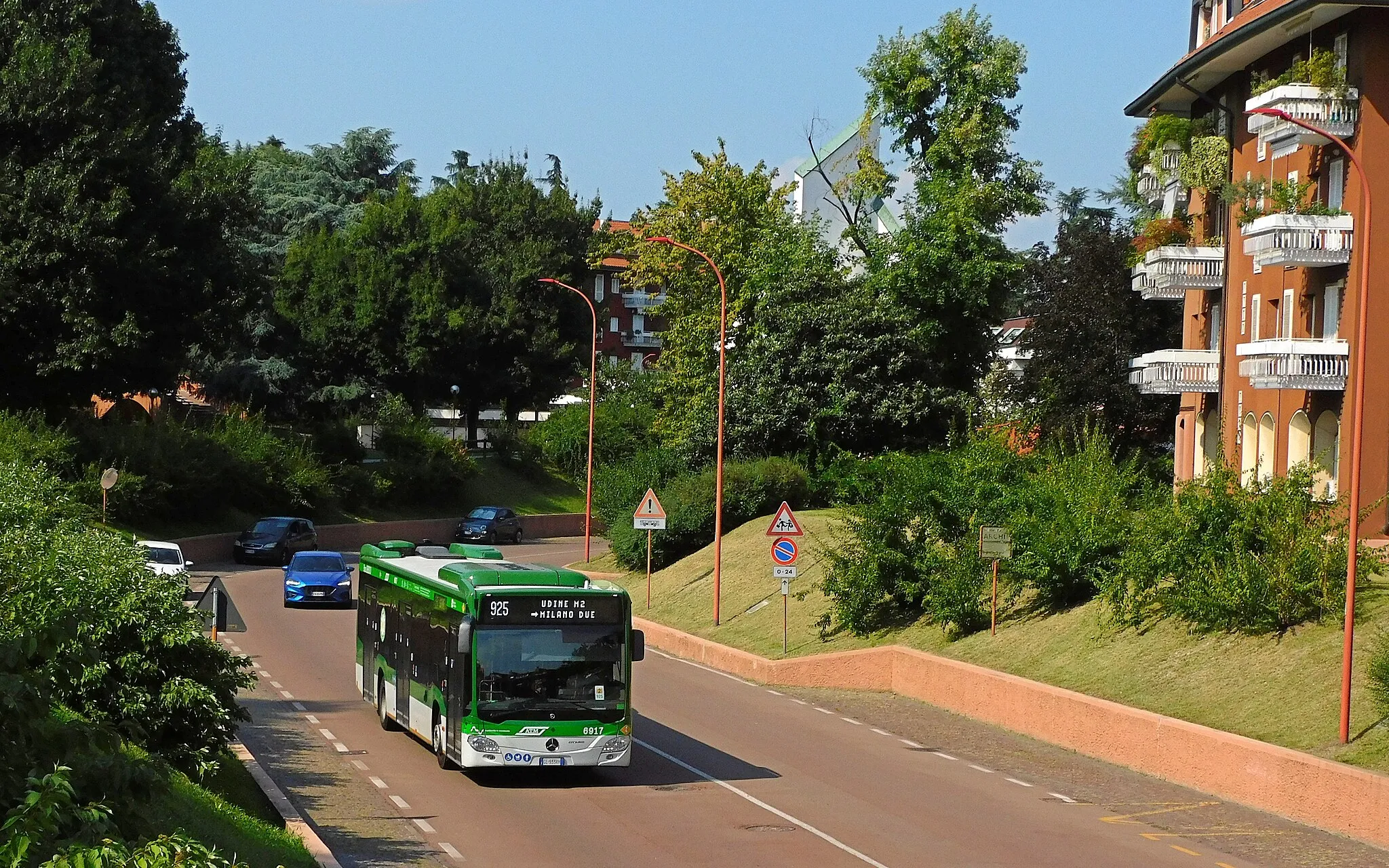 Photo showing: Il Mercedes-Benz Citaro nr. 6917 di ATM transita lungo la strada di Spina di Milano Due, a Segrate, mentre espleta servizio sull'autolinea 925 Cascina Gobba-Udine M2.