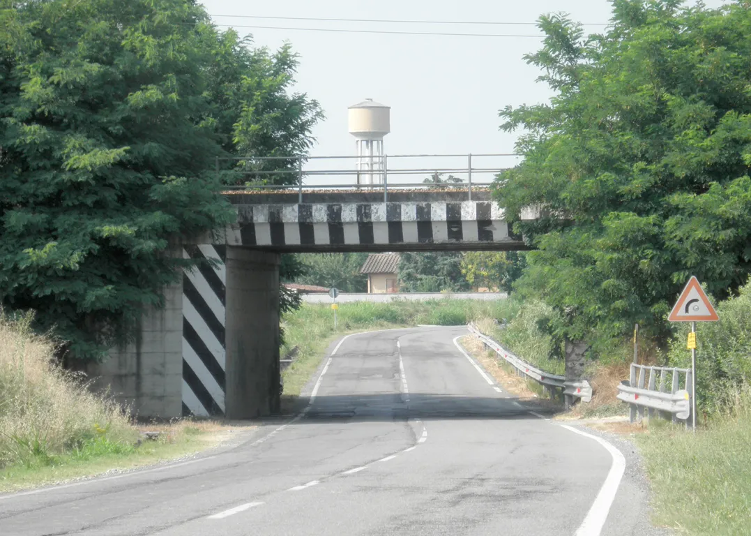 Photo showing: Il sottopasso della strada provinciale 56 alla ferrovia Pavia-Cremona, presso Sesto Cremonese.