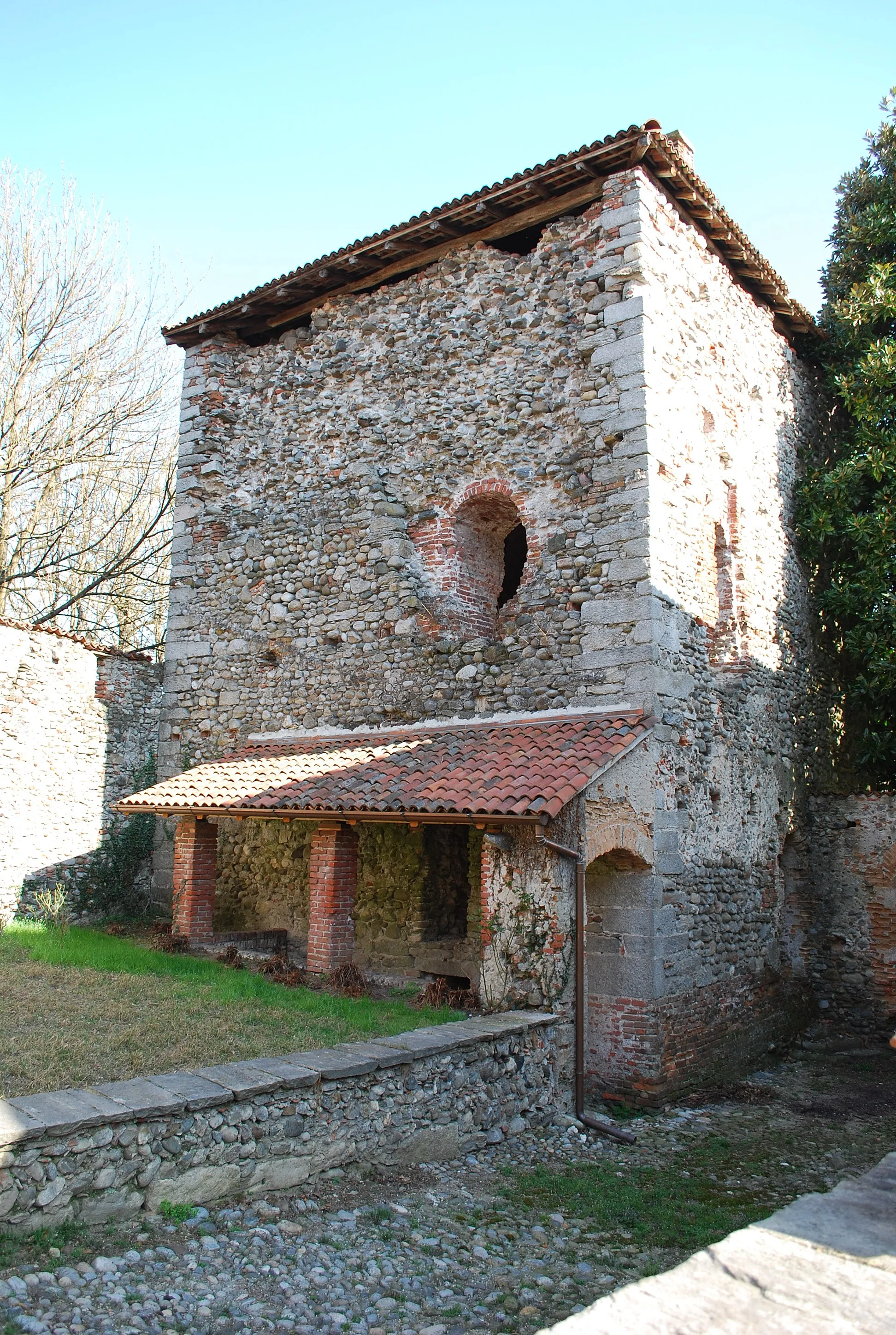 Photo showing: Cortile interno del Castello Visconteo di Castelletto sopra Ticino