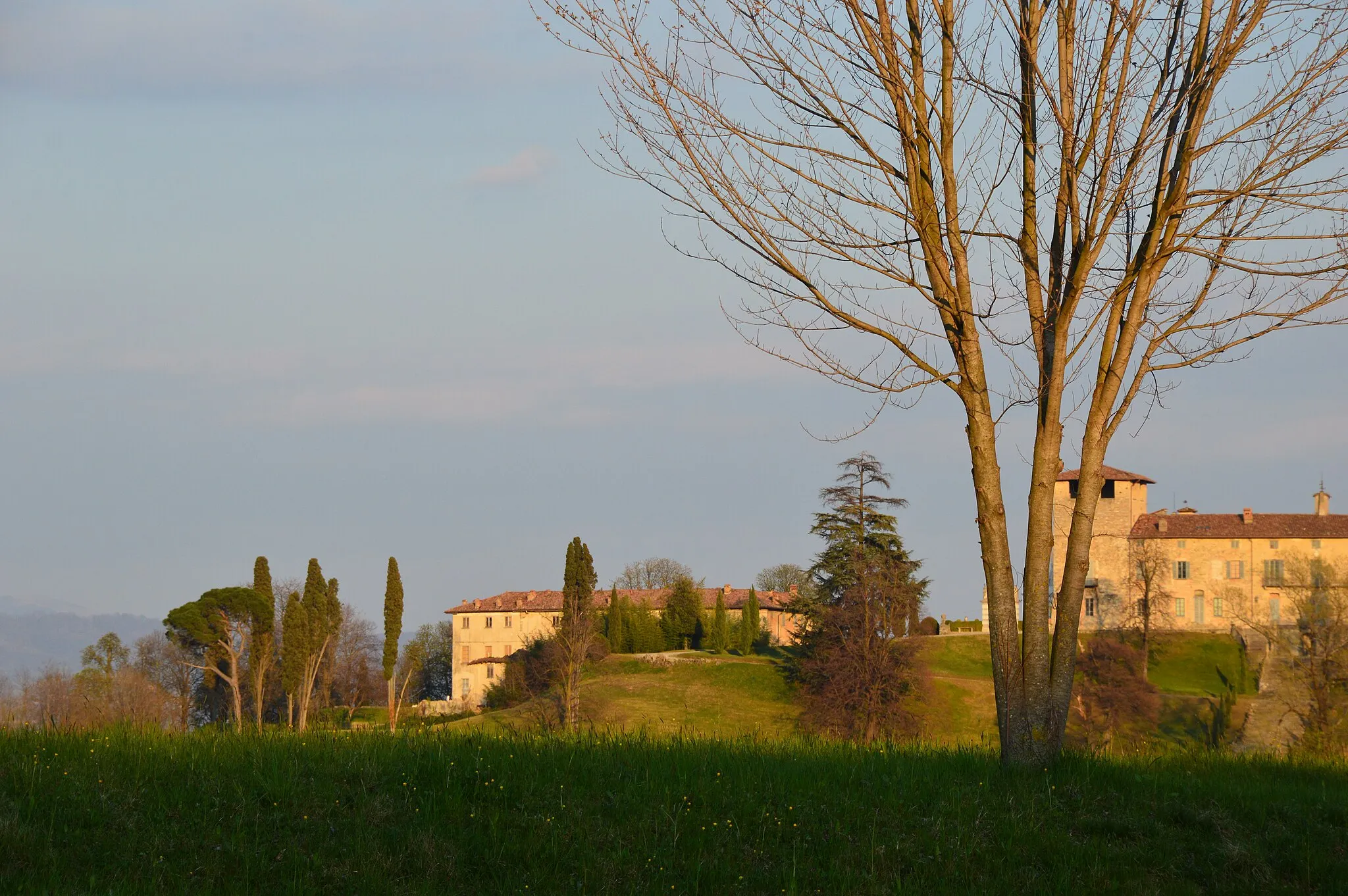 Photo showing: Villa Durini e Castello Durini visti da Alzate Brianza (CO)