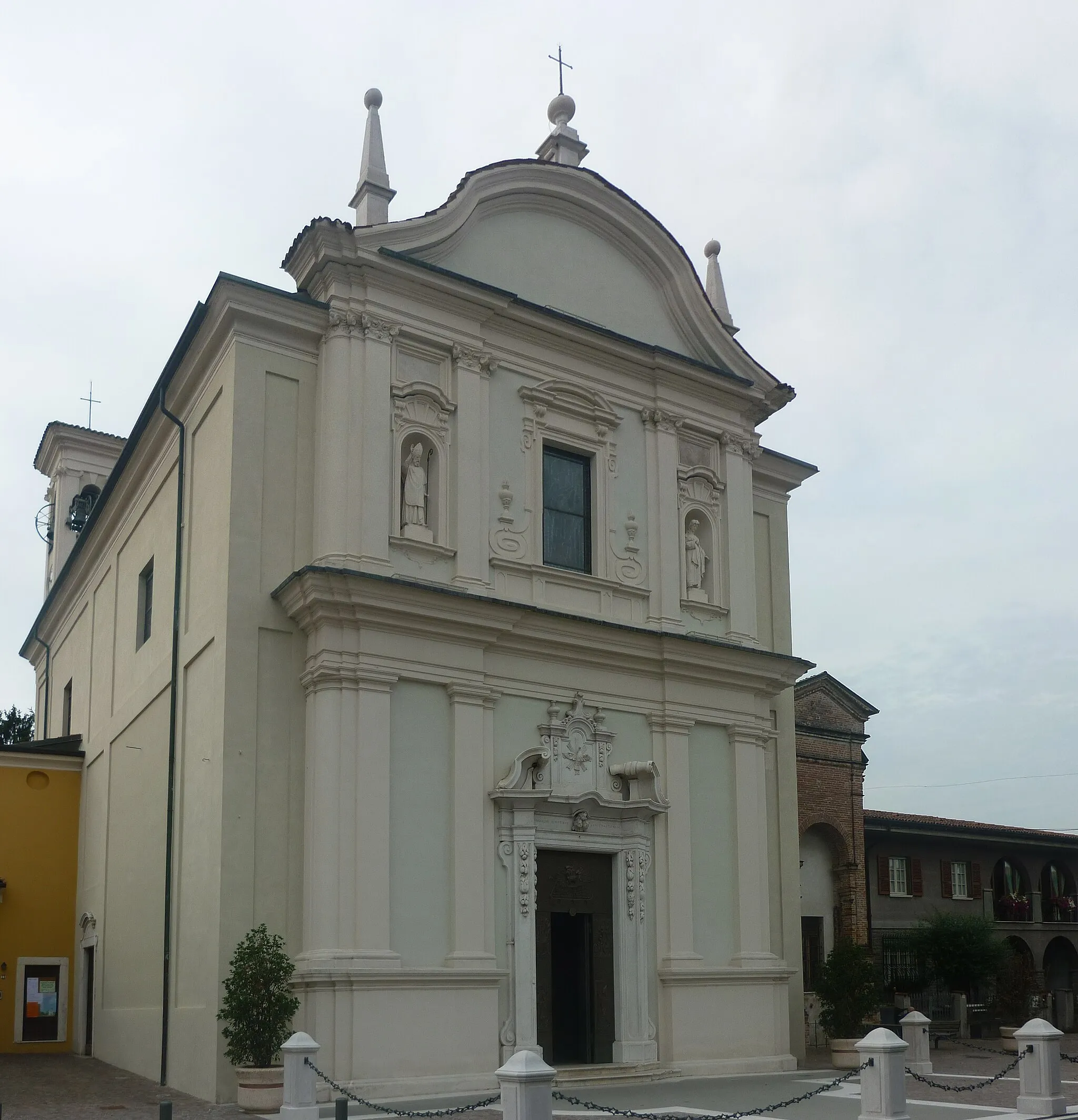 Photo showing: Facciata della chiesa dei santi Siro e Lucia con sagrato