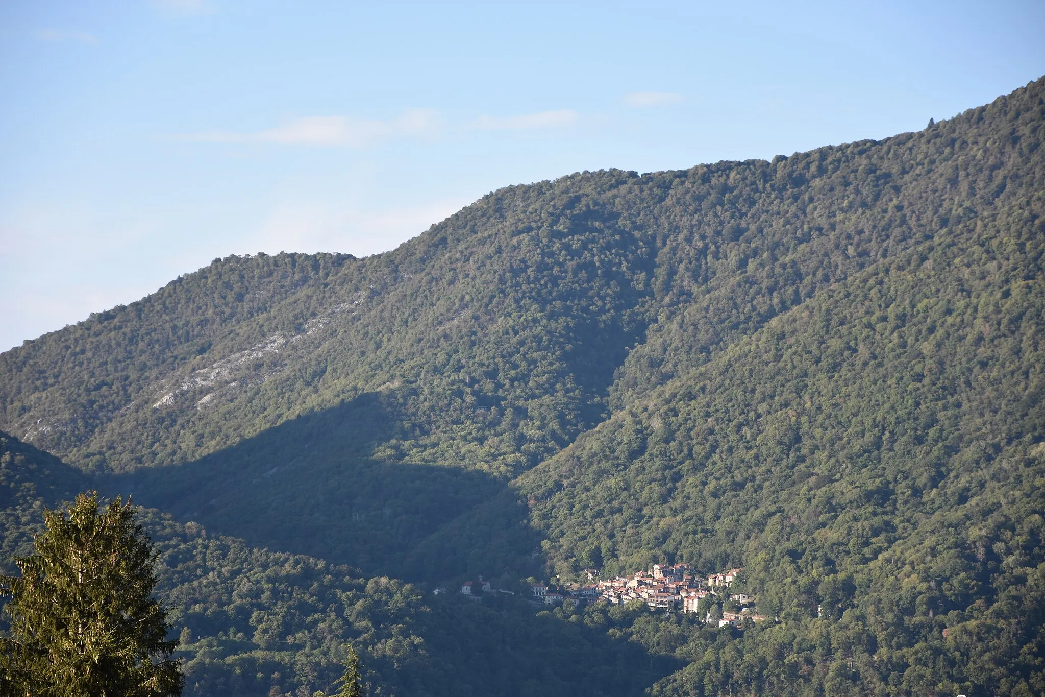 Photo showing: Il paesino di Arcumeggia, frazione di Casalzuigno, visto da Orino, sul lato opposto della Valcuvia, in provincia di Varese.