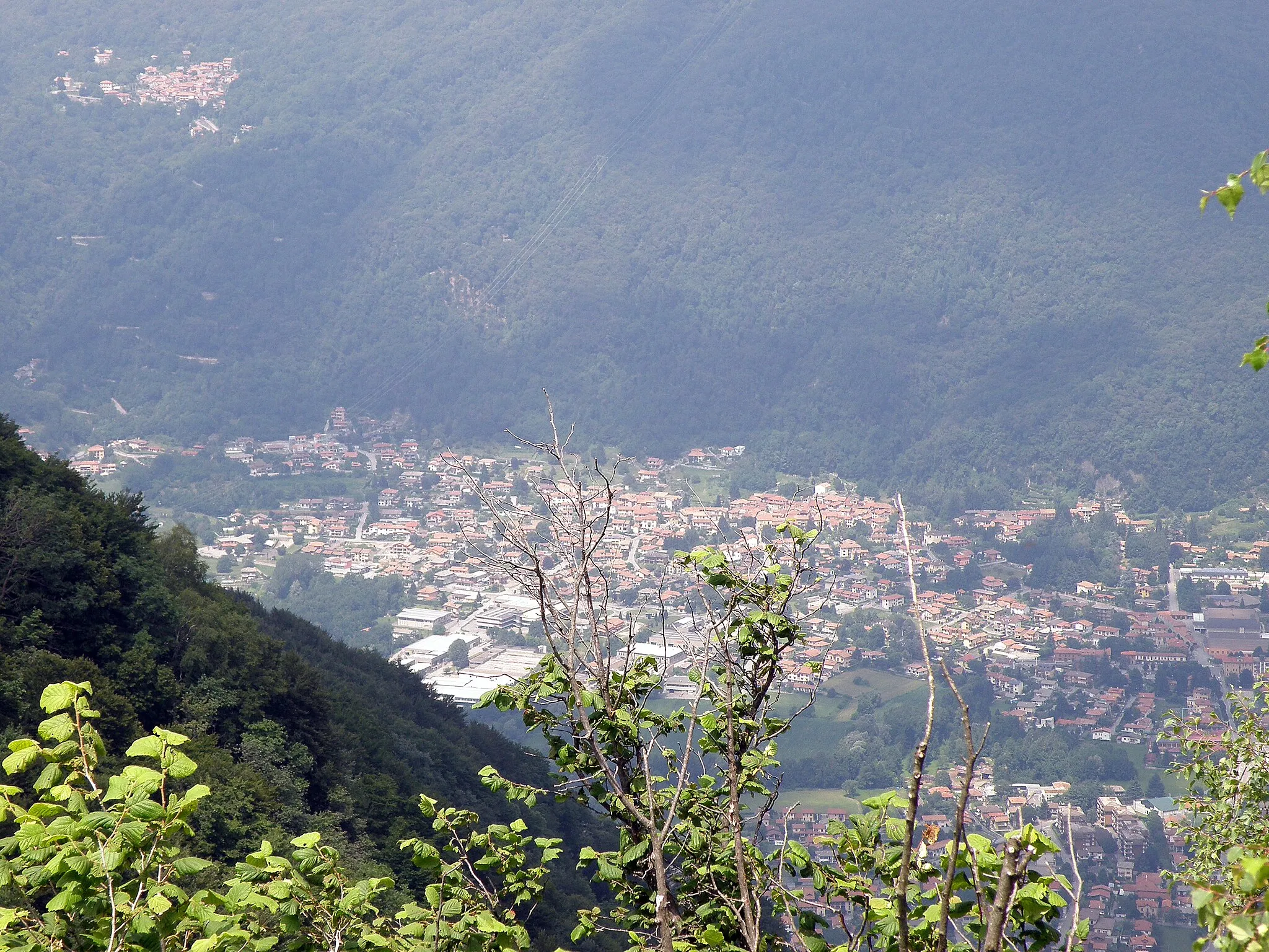 Photo showing: Cuveglio e Arcumeggia (a sinistra, fraz. del comune de Casalzuigno) (VA). Veduti dal Campo dei Fiori. Guardiamo verso nord.