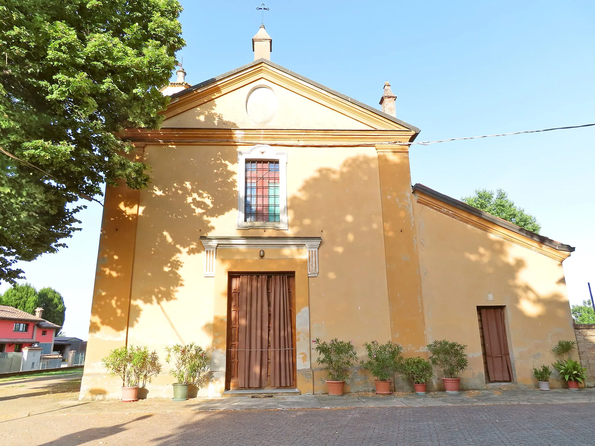 Photo showing: Facciata della chiesa di San Pietro