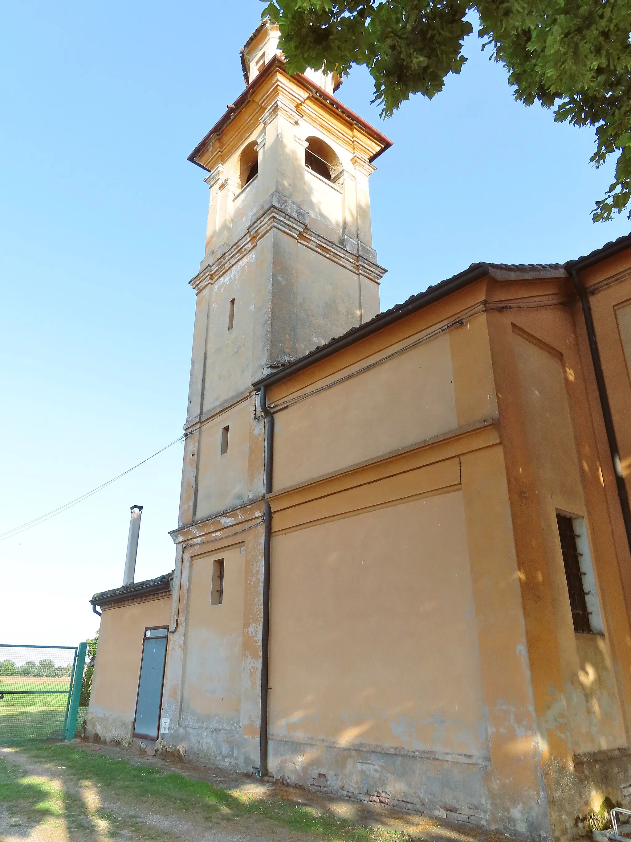 Photo showing: Lato nord della chiesa di San Pietro