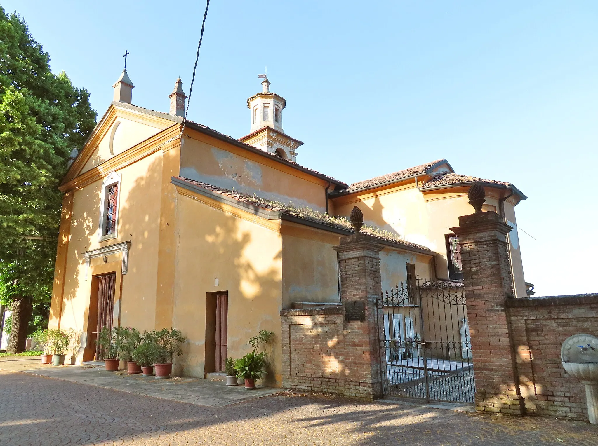 Photo showing: Facciata e lato sud della chiesa di San Pietro