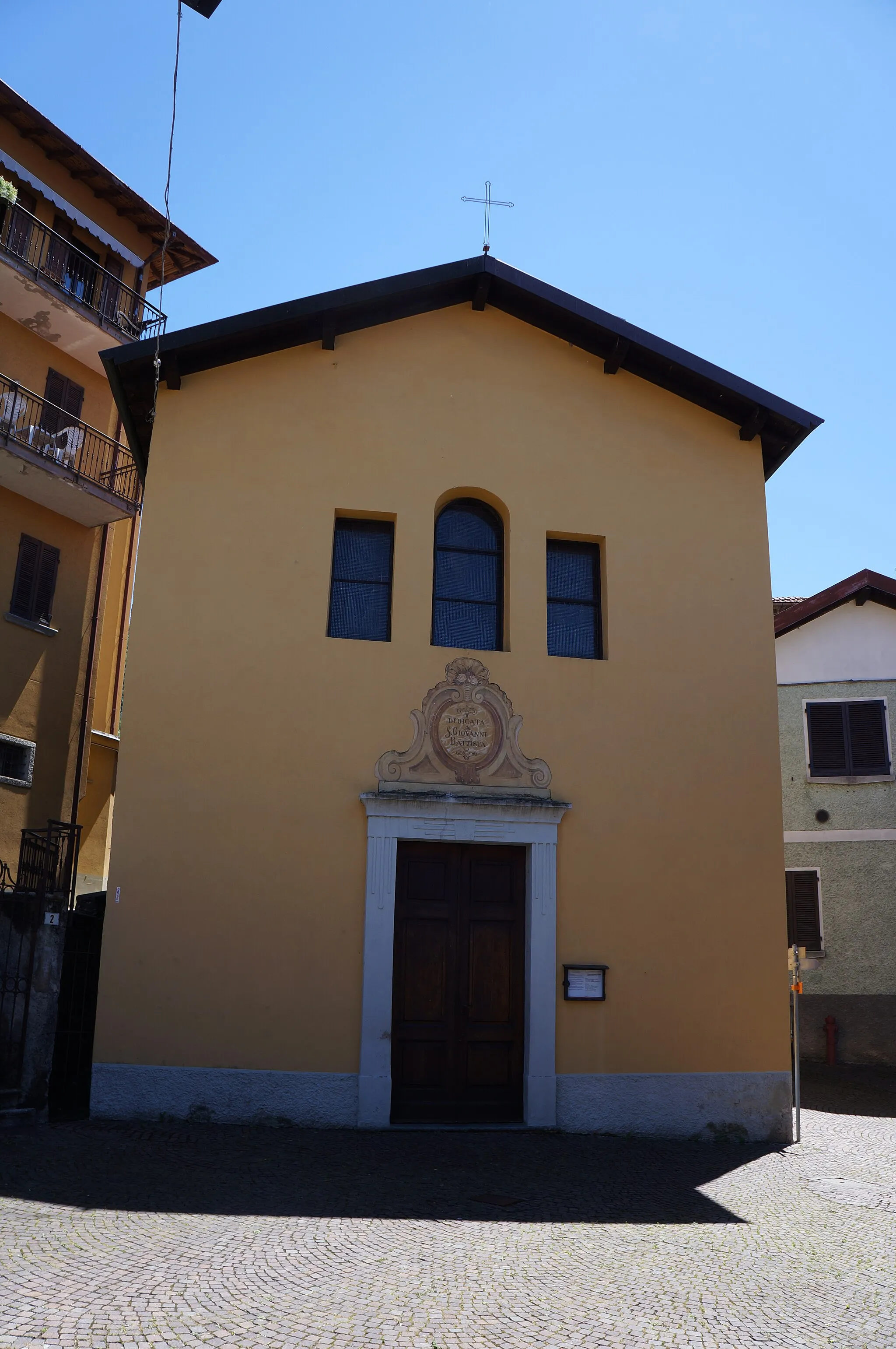 Photo showing: Facciata della chiesa di Regolo (Perledo). Dedicata a san Giovanni Battista.