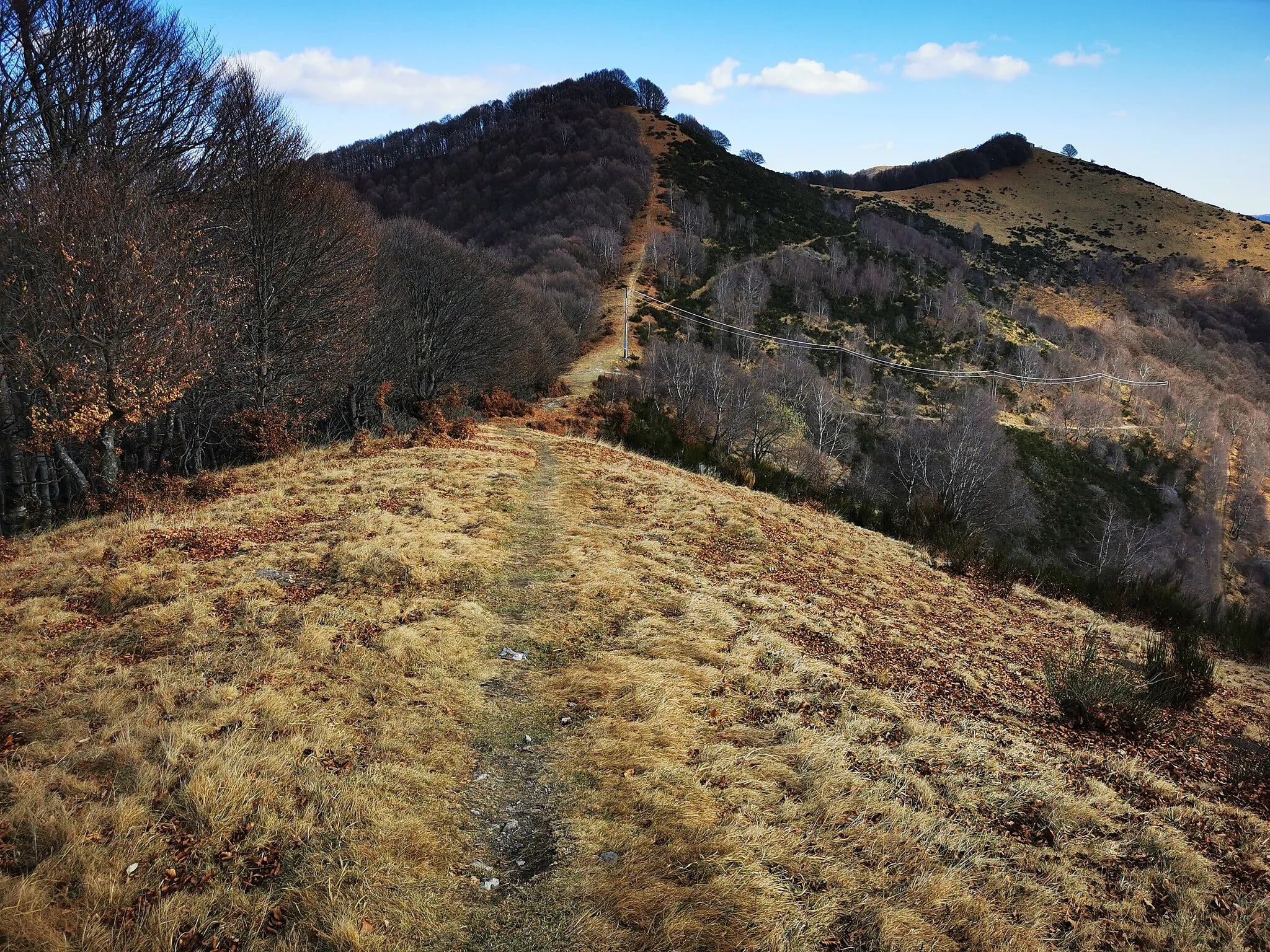 Photo showing: Vista sulla Sella del Mortirolo. Dalla parte opposta delle sella il Monte San Bernardo (cima settentrionale a sinistra e meridionale a destra