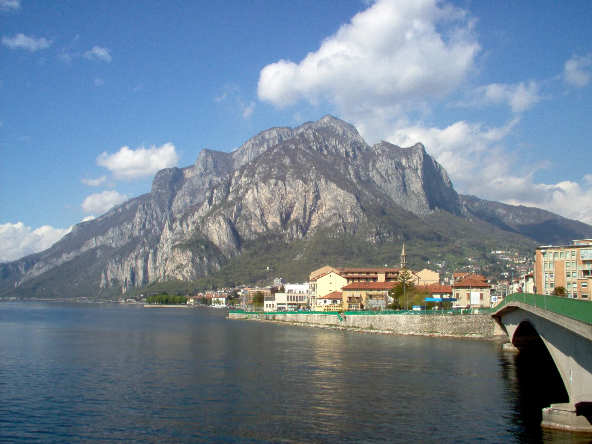 Photo showing: Photo taken by myself (User:GôTô) on April 16th 2006 at Lecco, Italy.