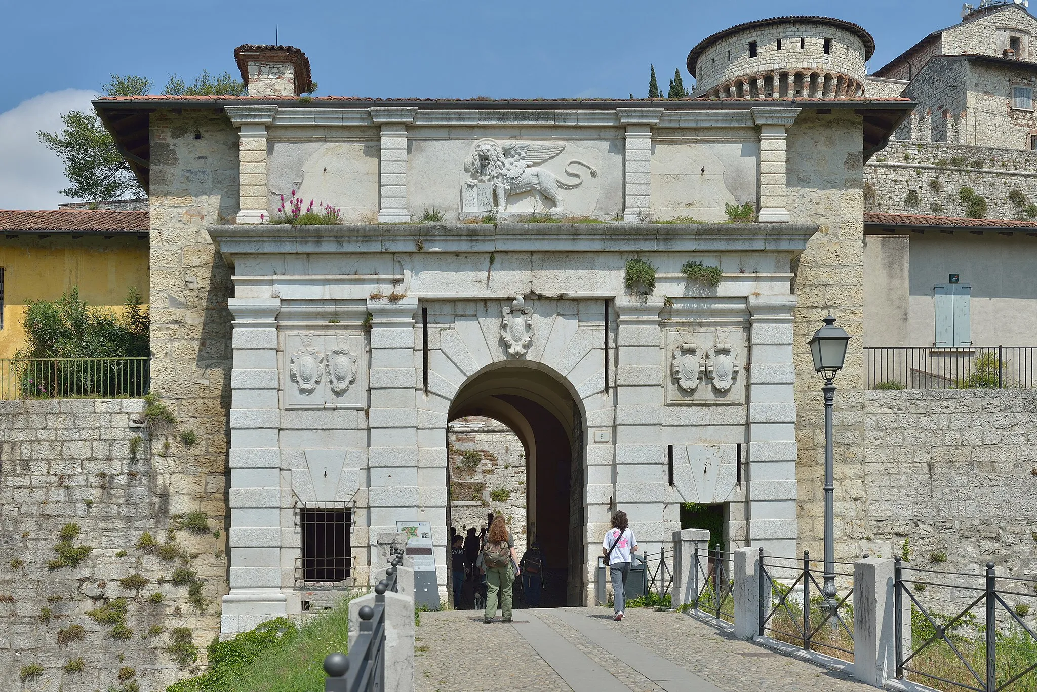 Photo showing: Entrance to the Castle of Brescia Italy