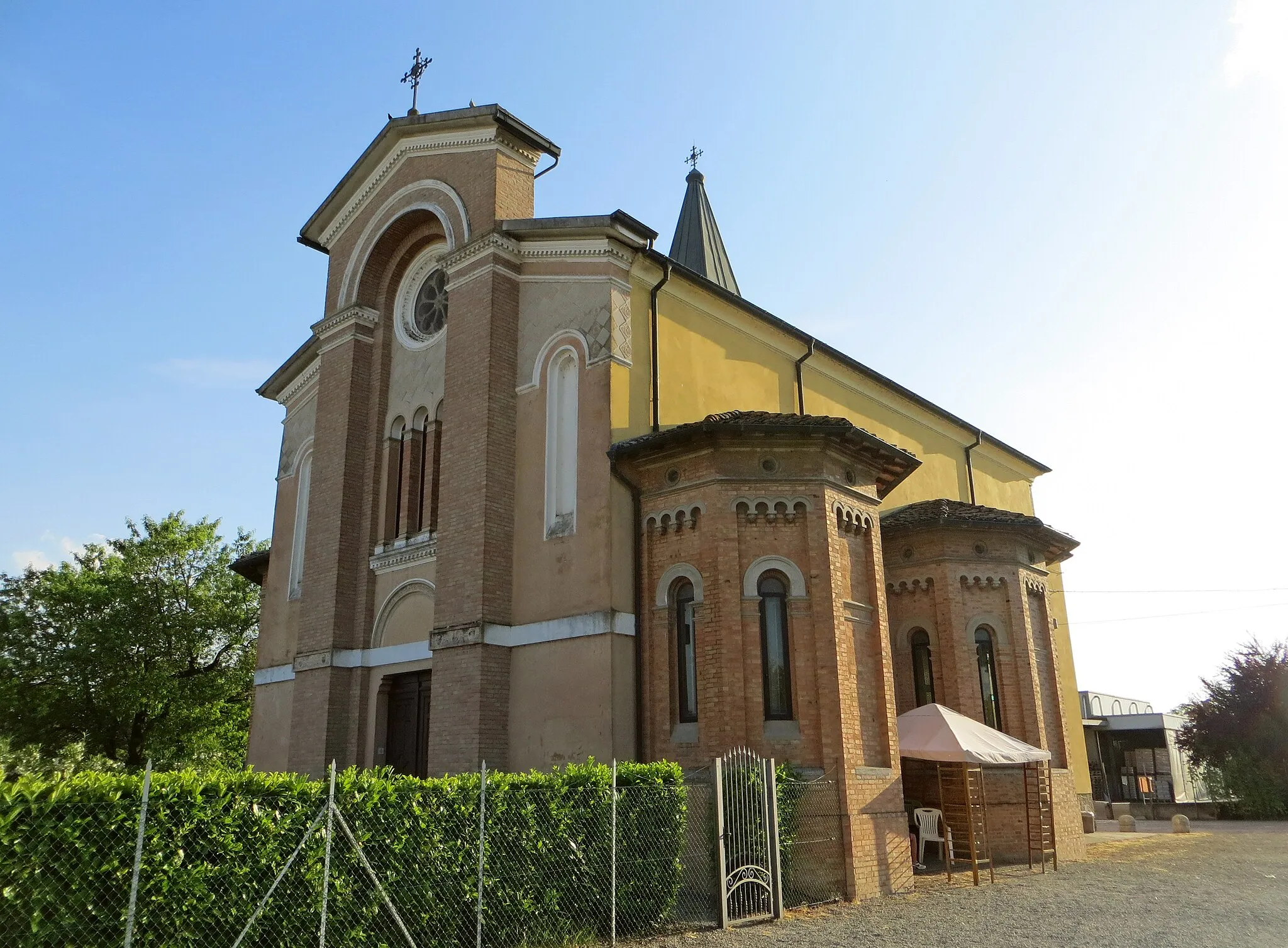 Photo showing: Chiesa di San Pietro (Porporano, Parma) - facciata e lato nord