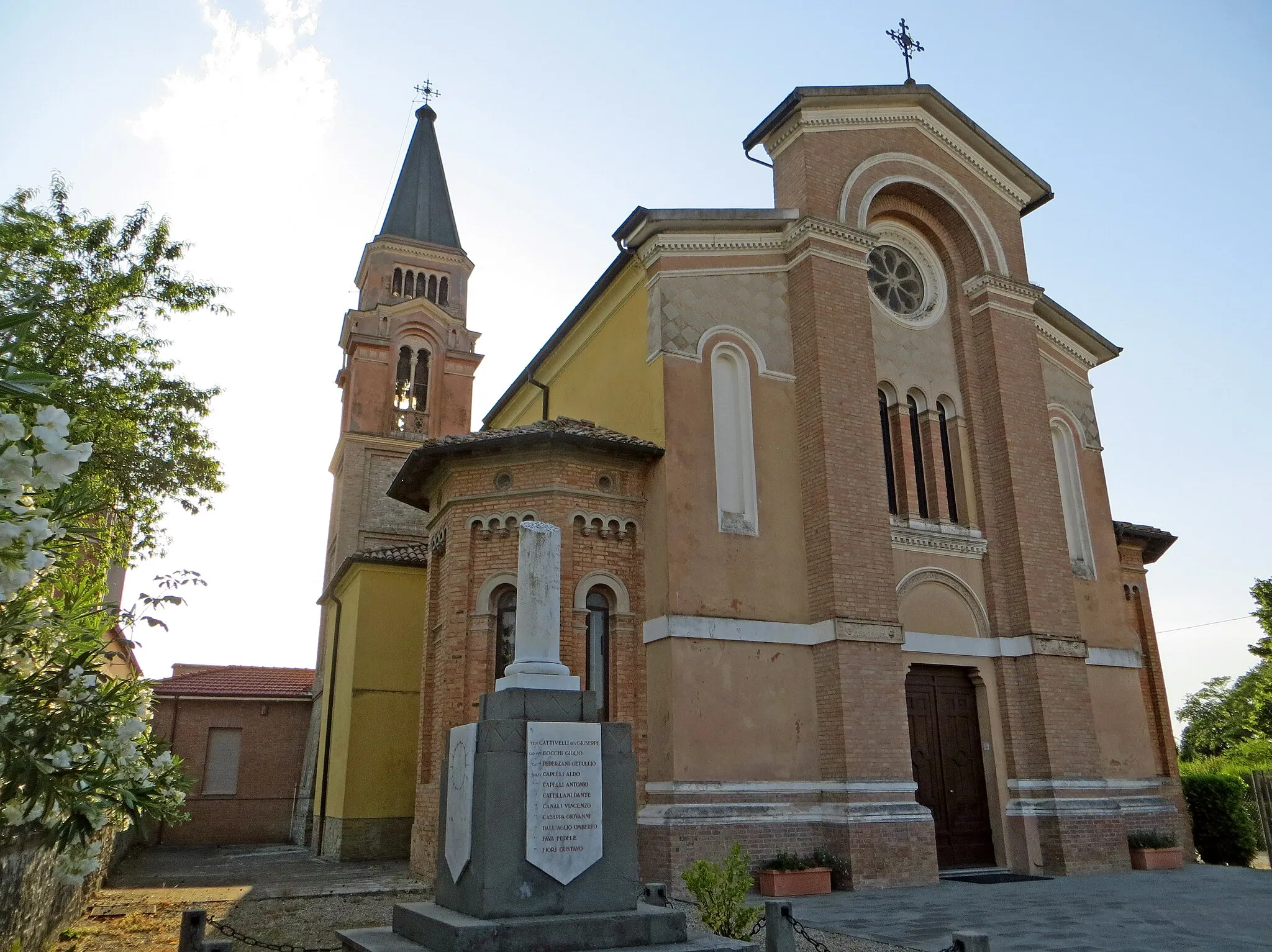 Photo showing: Chiesa di San Pietro (Porporano, Parma) - facciata e lato sud