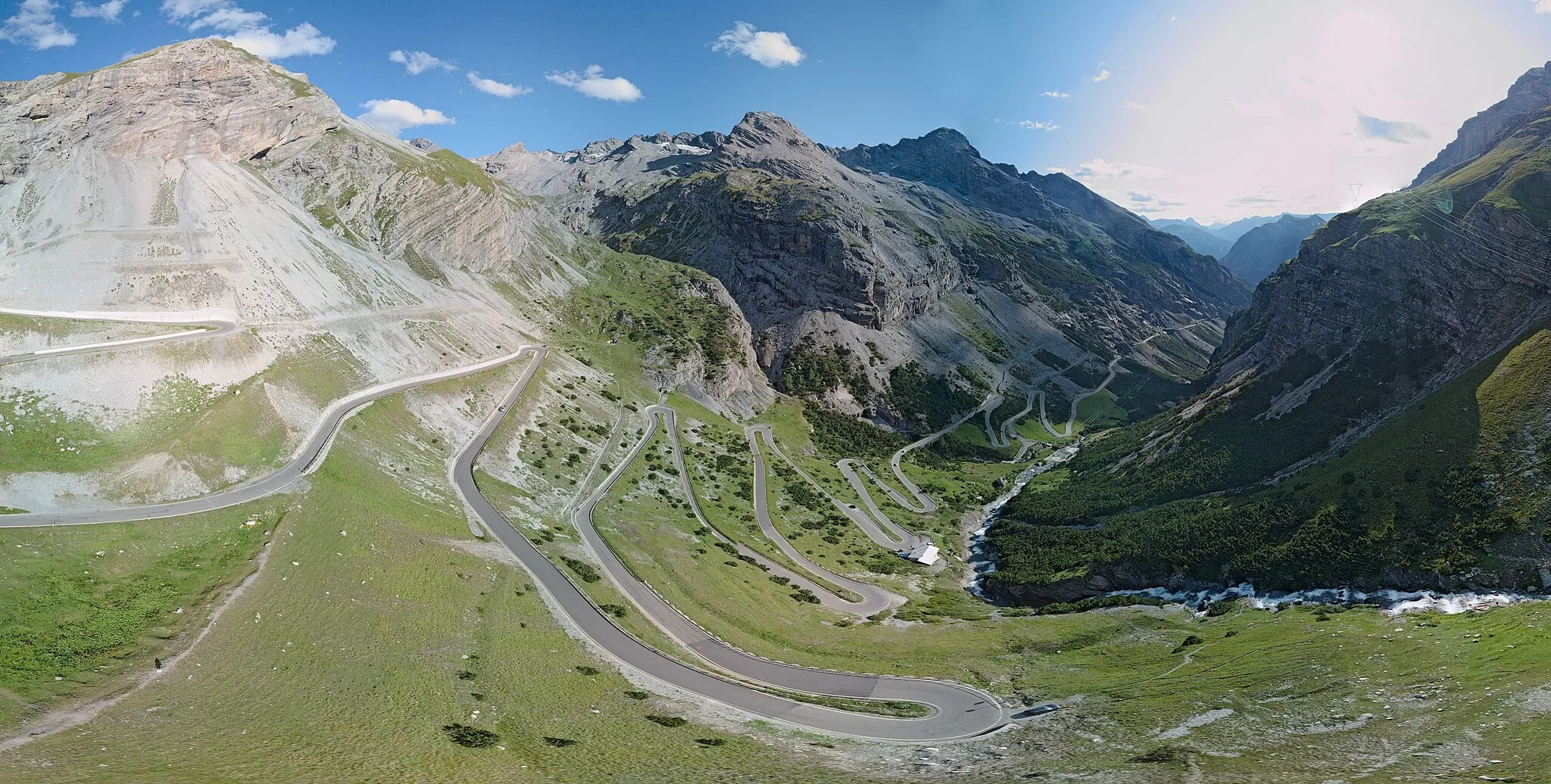 Photo showing: The Stelvio Pass in the direction to Bormio. The picture was assembled from 25 single images using the Hugin panorama software