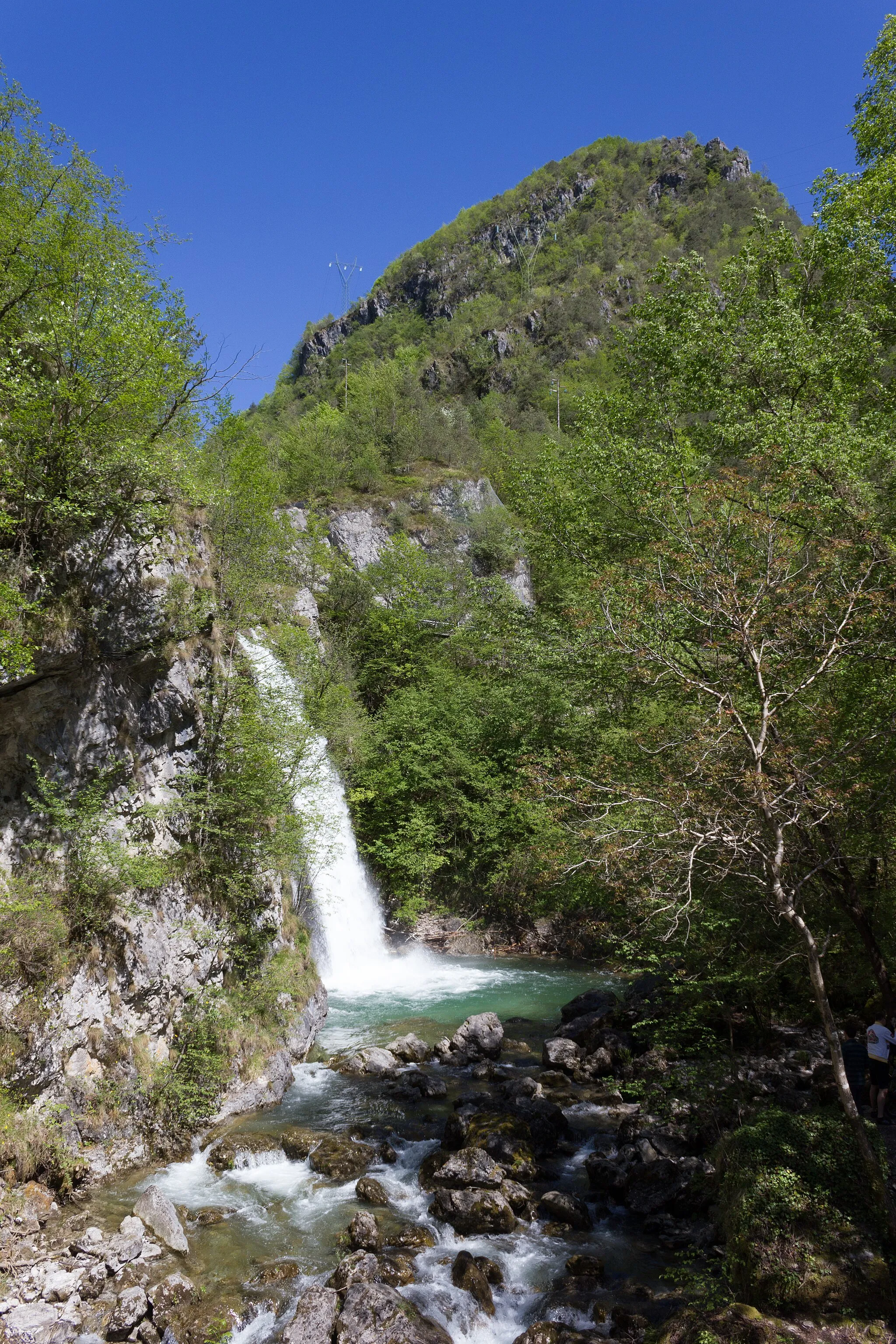 Photo showing: Waterfall on the river en:Palvico just below its inflow of the Rio forte Ampola from the Valle della cita
