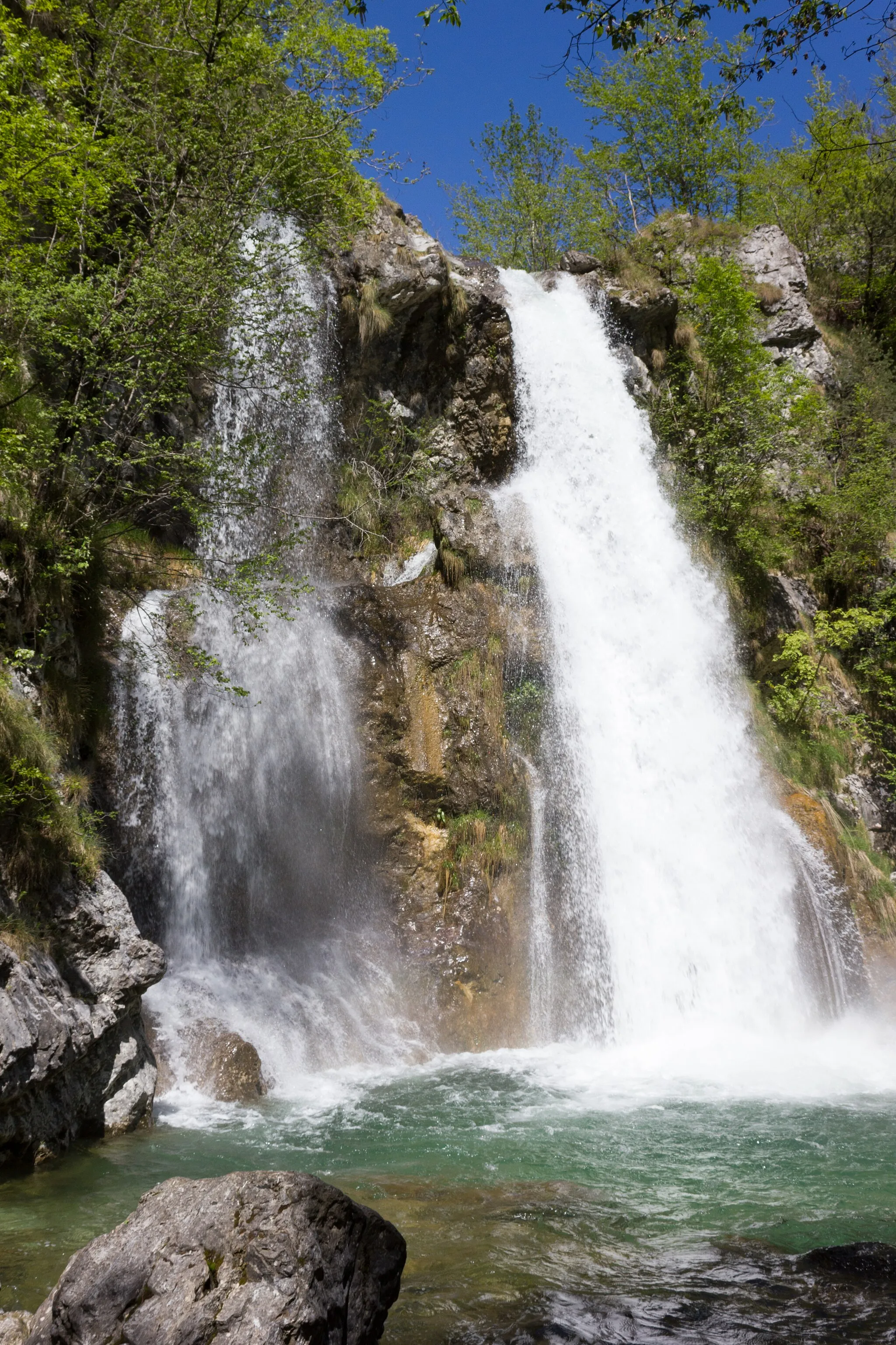 Photo showing: Waterfall on the river en:Palvico just below its inflow of the Rio forte Ampola from the Valle della cita