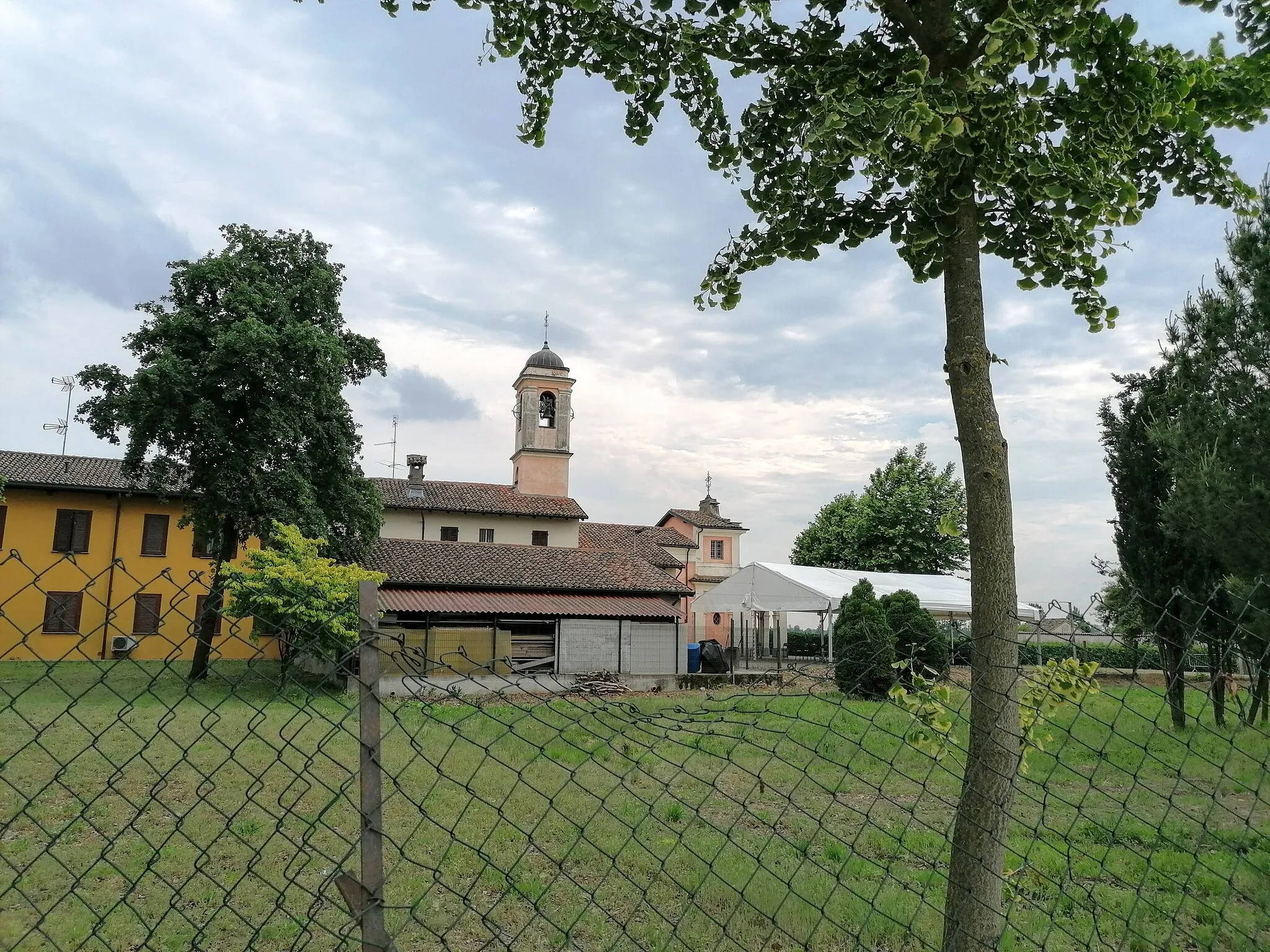 Photo showing: Il campanile e la fiancata della Chiesa della Beata Vergine di Caravaggio a Fogliano Superiore (Vigevano). La chiesa non si può fotografare più da vicino, essendo di proprietà privata e recintata.