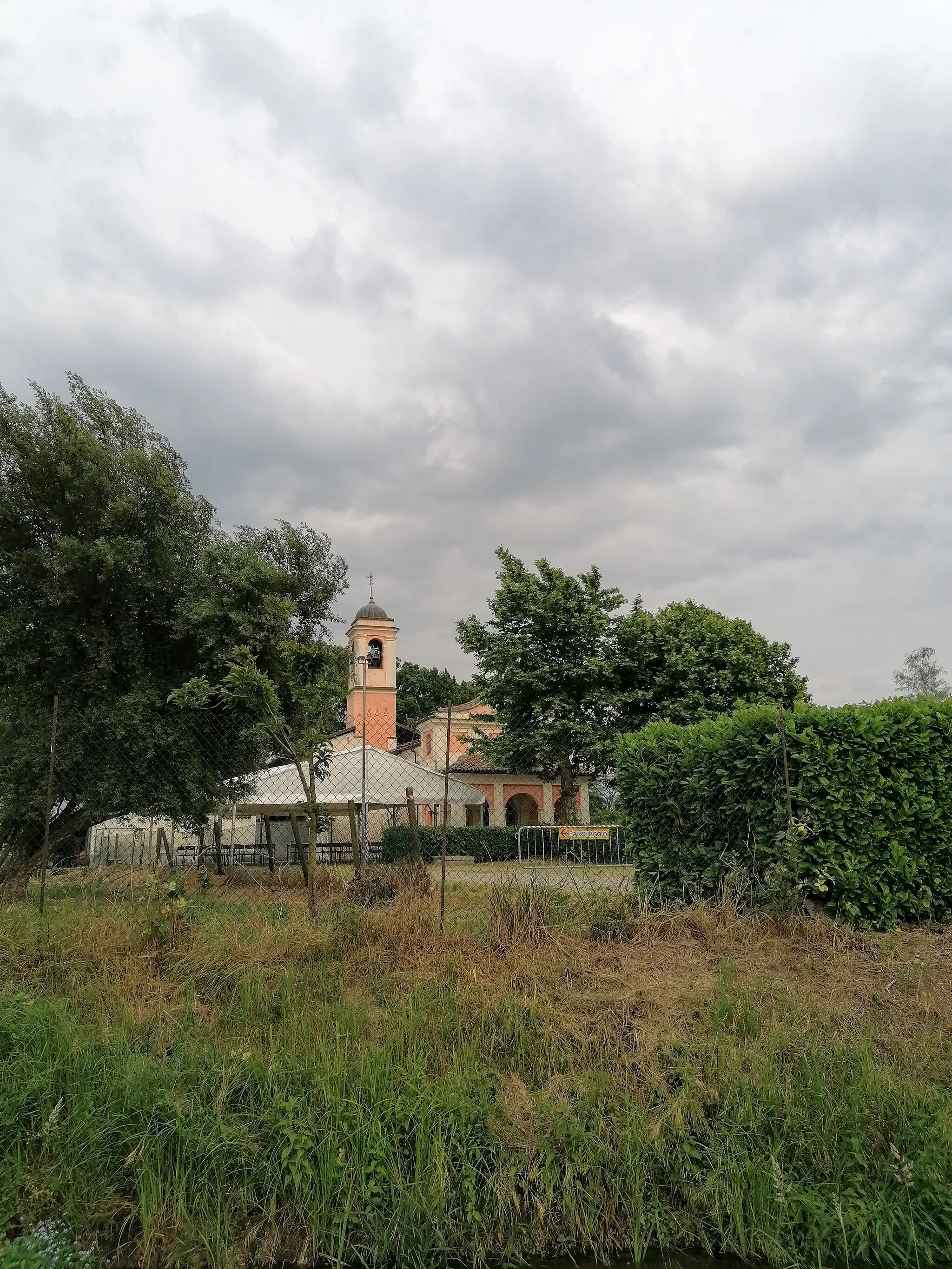 Photo showing: La chiesa della Beata Vergine di Caravaggio a Fogliano Superiore (Vigevano). La chiesa non si può fotografare più da vicino, essendo di proprietà privata e recintata.