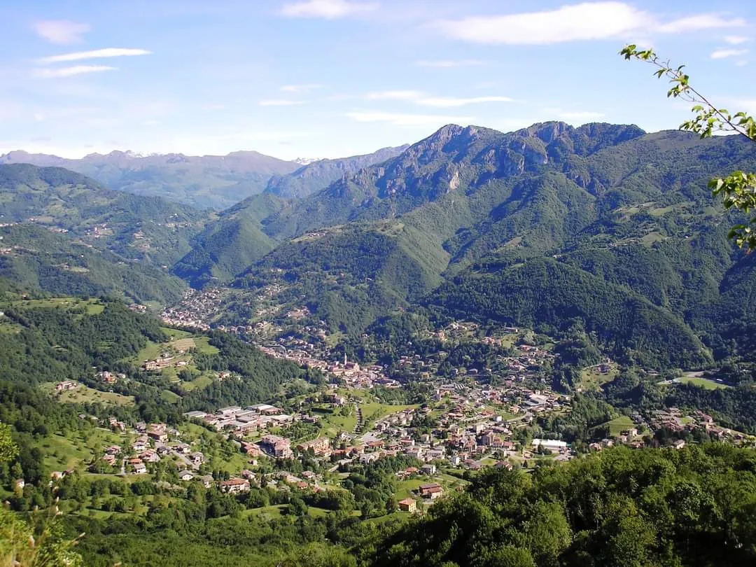 Photo showing: Foto aerea della valle Brembilla