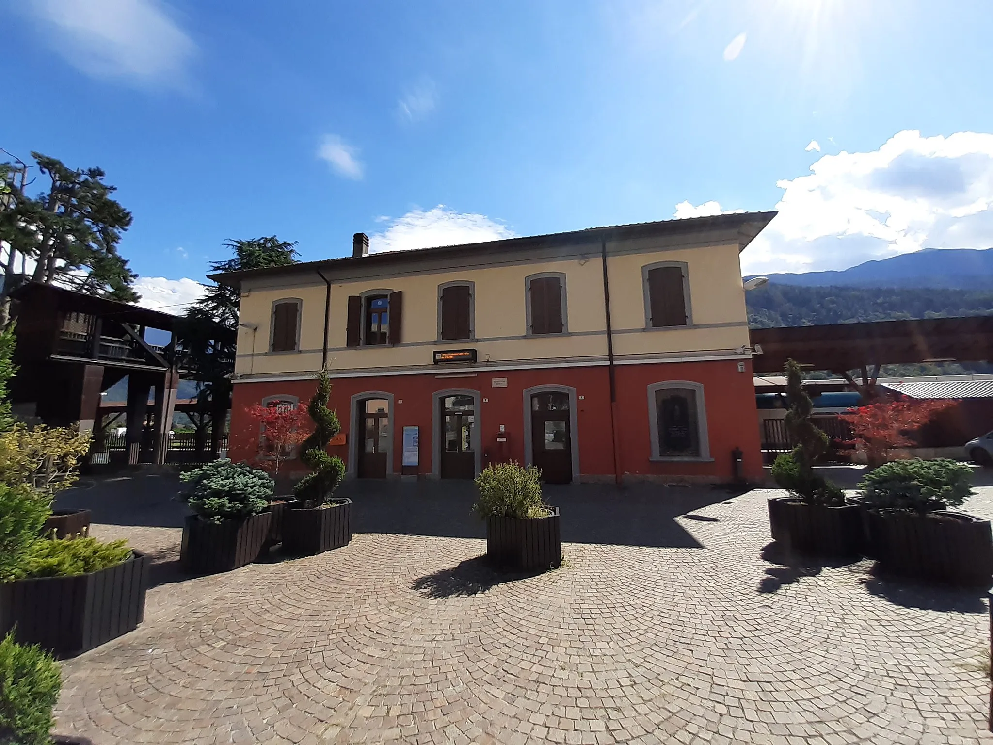 Photo showing: Stazione ferroviaria di Edolo, facciata del fabbricato viaggiatori.
