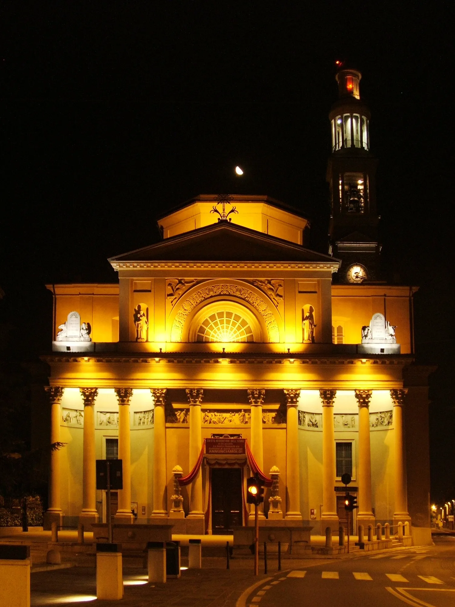 Photo showing: Seriate (Bergamo), Lombardy, Italy - parish church by night