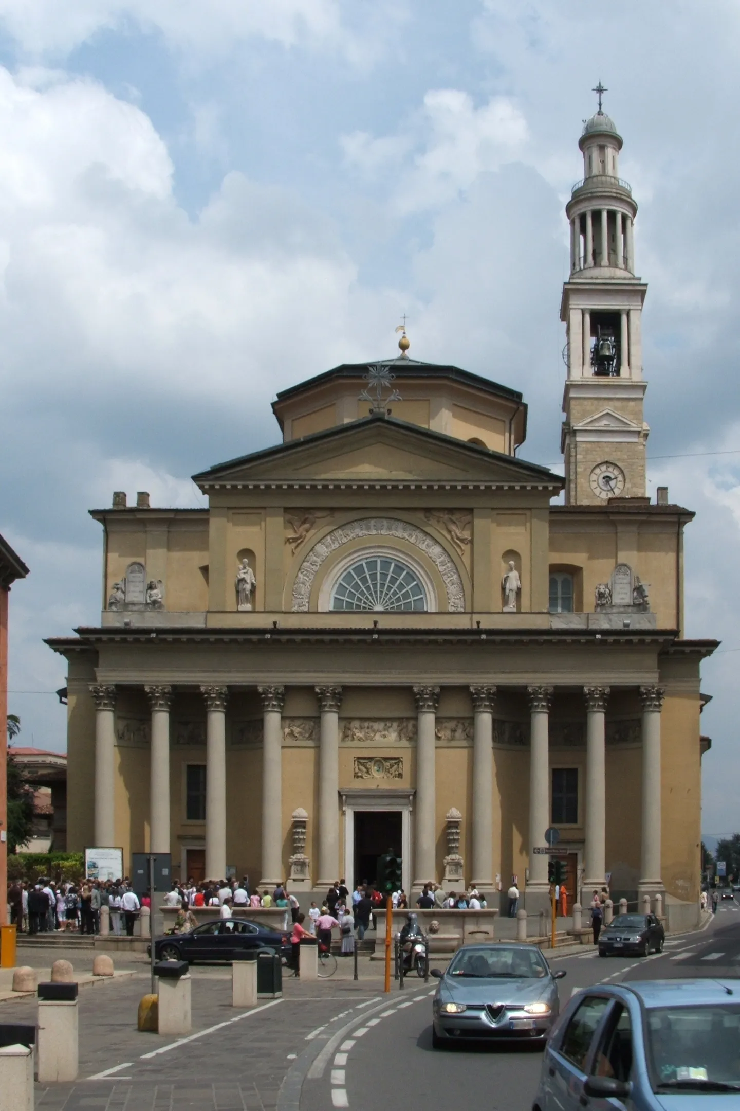Photo showing: Seriate, Bergamo, Italy - parish church