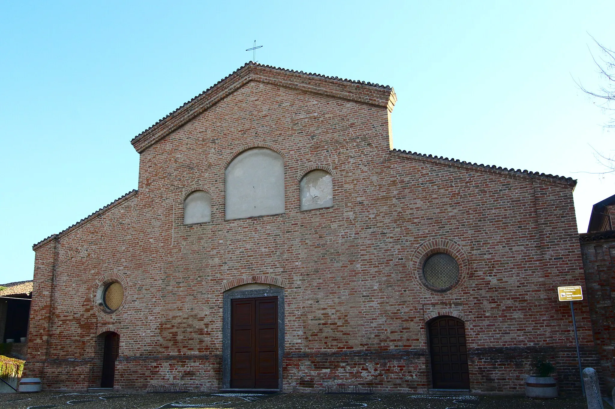 Photo showing: Church Santa Maria e San Pietro, Silvano Pietra, Province of Pavia, Lombardy, Italy