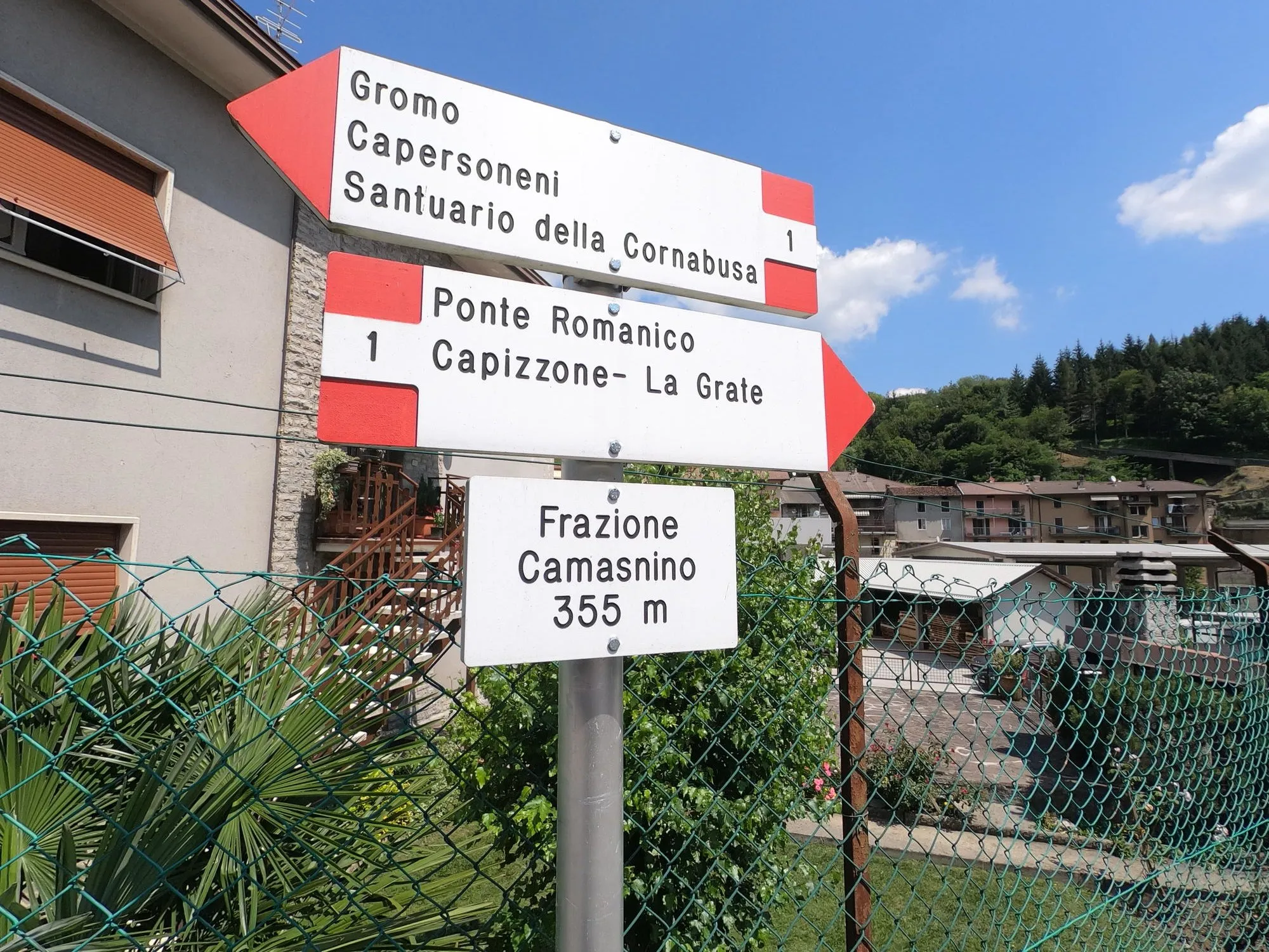 Photo showing: guidepost for openstreetmap