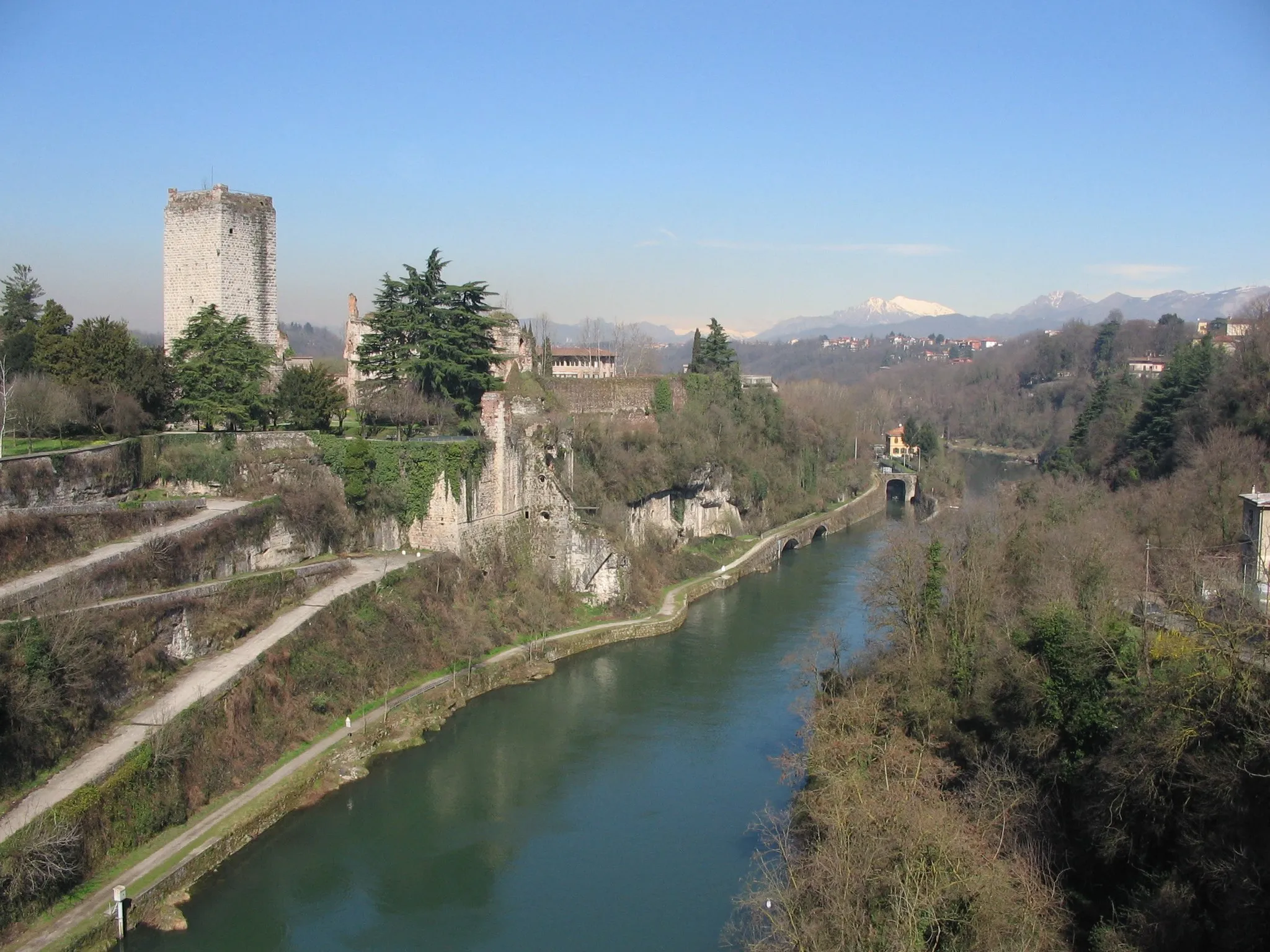 Photo showing: Il castello visconteo, prigione di Bernabò Visconti, a Trezzo sull'Adda e il Fiume Adda, Lombardia, Italia. Autore Giorces.