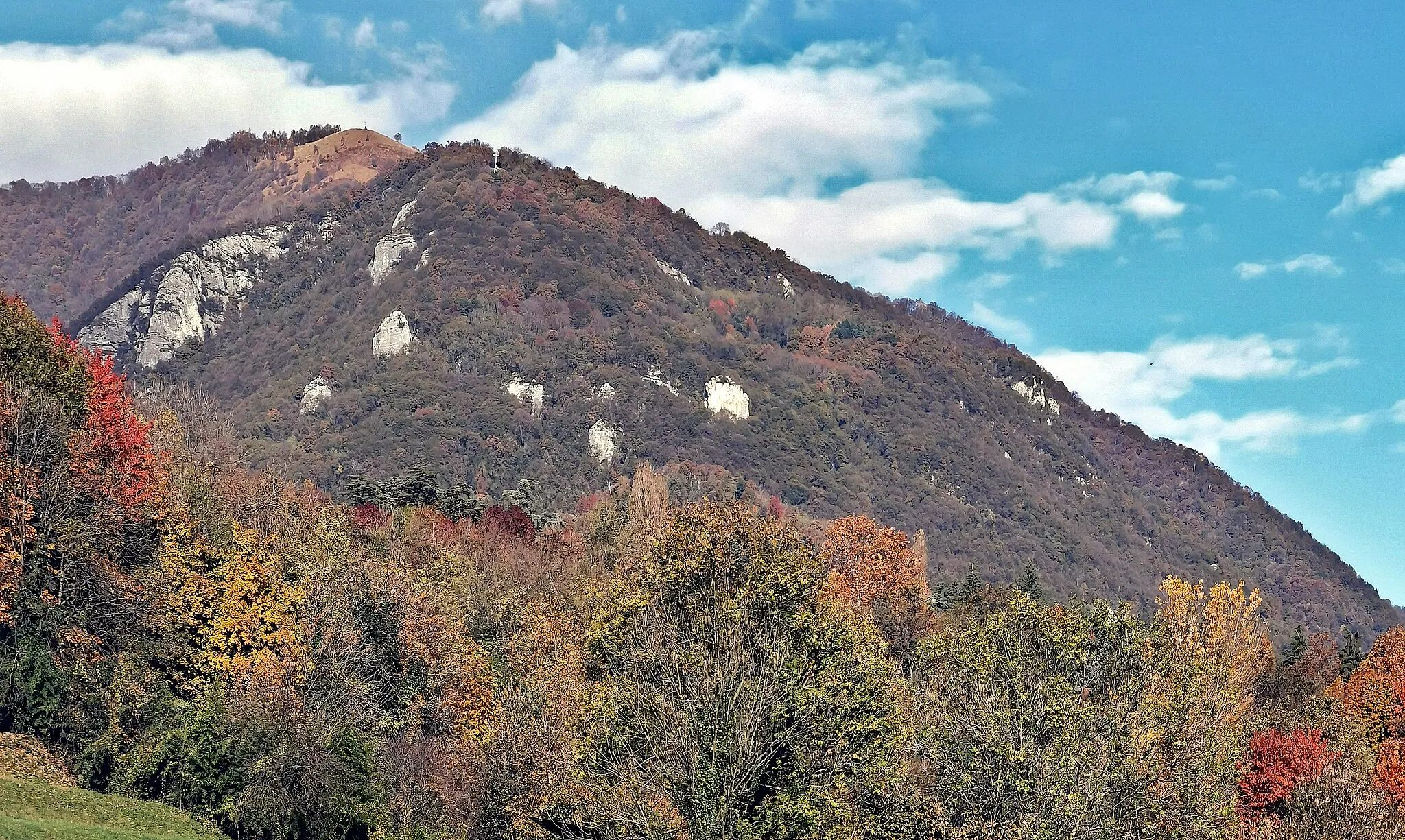 Photo showing: Il Monte Panigas (in primo piano) e il Monte Puscio (in secondo piano), inquadrati da da Via Alserio ad Erba (zona cimitero Maggiore)