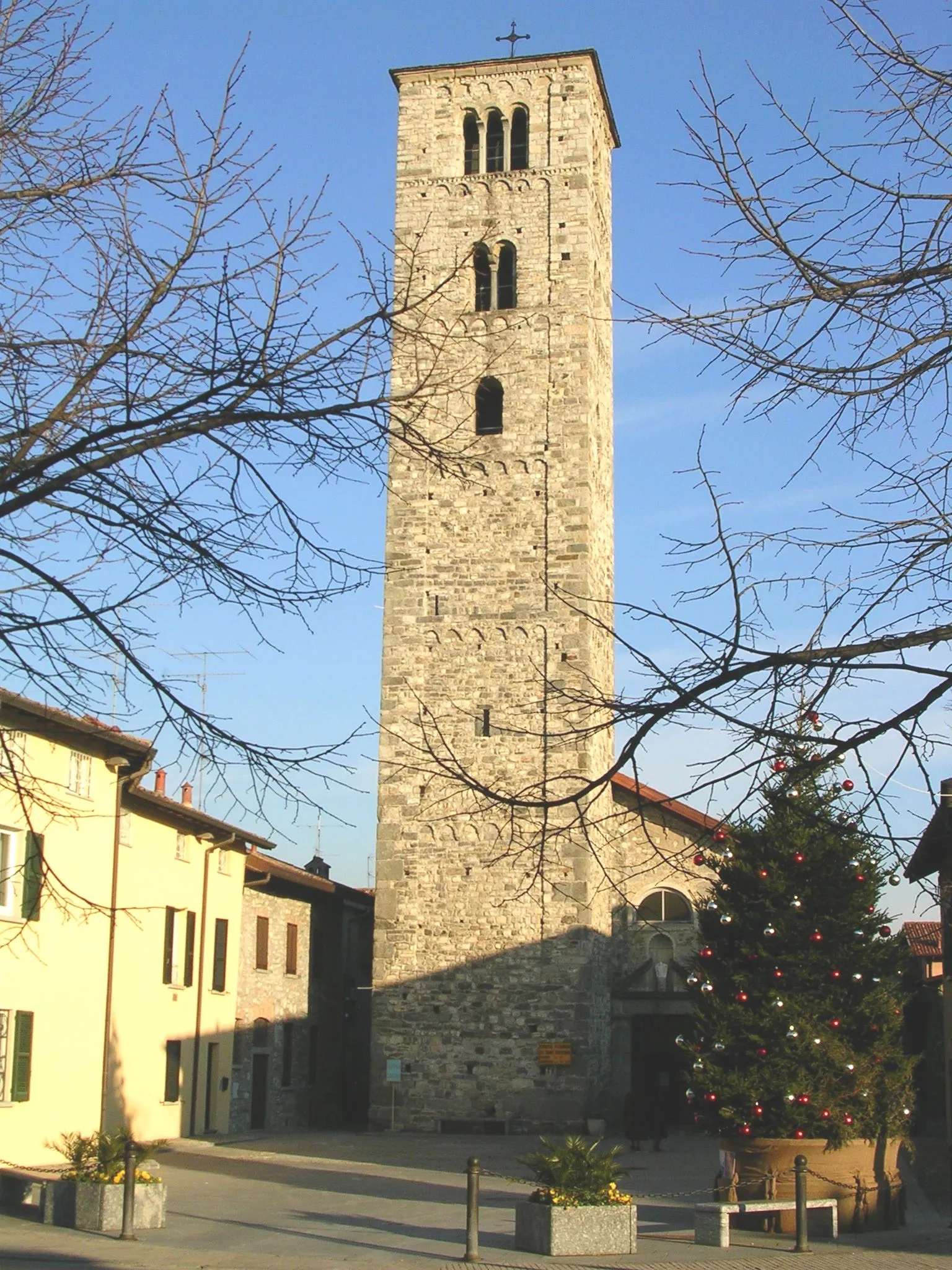 Photo showing: Chiesa romanica di Sant'Eufemia a Erba (CO) con il campanile risalente alla fine dell'XI secolo.
Fotografia libera dai diritti di copyright, ceduta a Wikipedia dall'autore, Stefano Ripamonti.