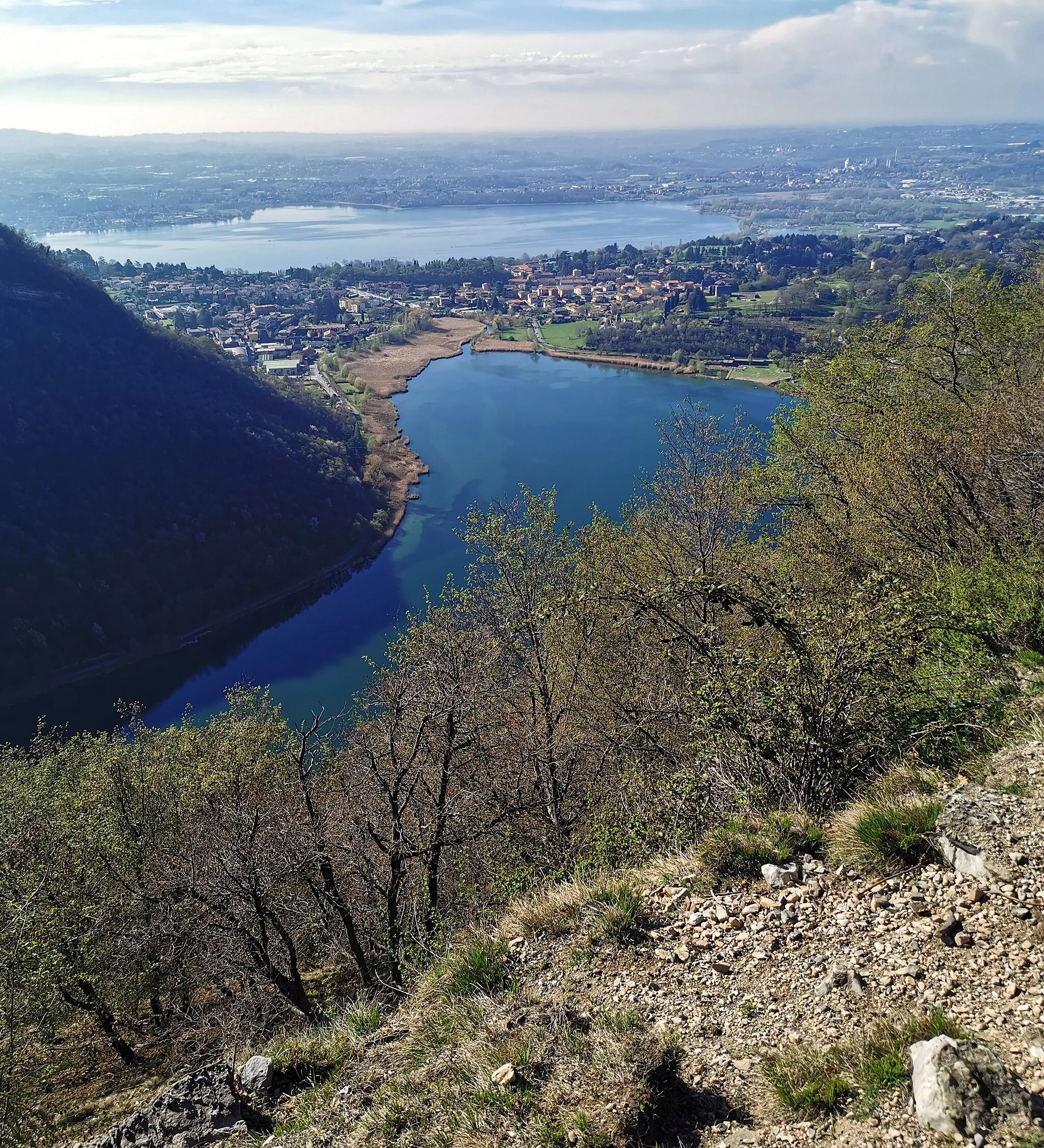 Photo showing: Vista sul Lago del Segrino (primo piano) e Lago di Pusiano (secondo piano). Foto scattata dal belvedere del Monte Scioscia.