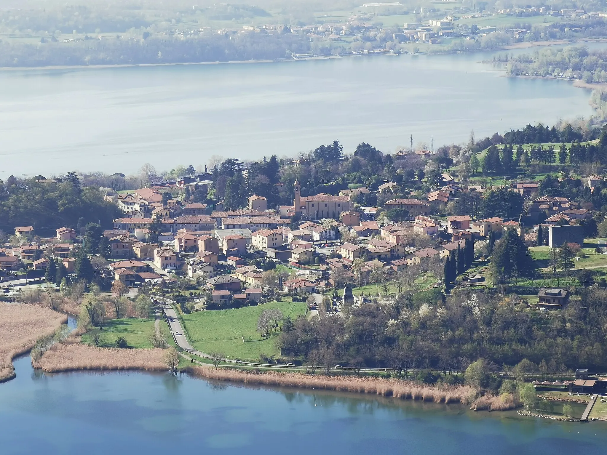 Photo showing: Il centro abitato di Corneno, visto dal Monte Scioscia.