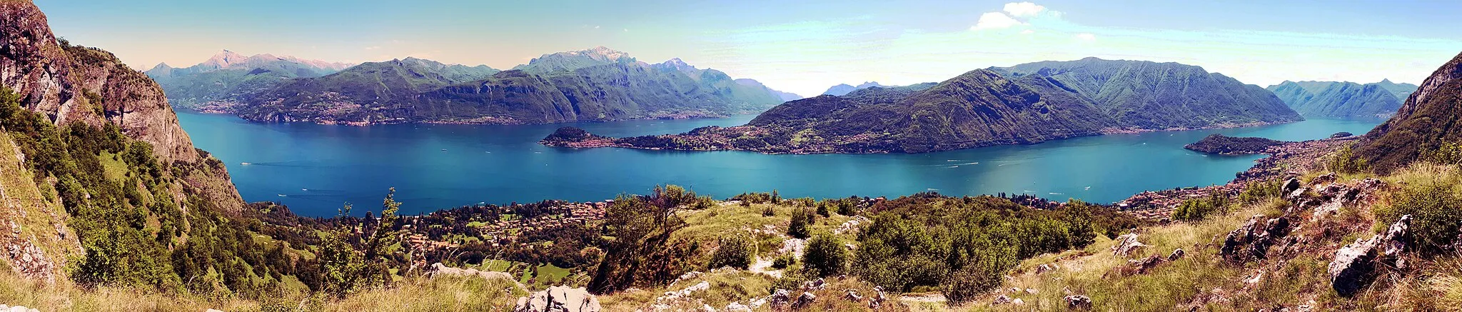 Photo showing: Panorama sul Lago di Como dal sentiero che da Rogaro sale ai Monti di Nava. La vista sui monti spazia dal Legnoncino al Sasso Gordona.