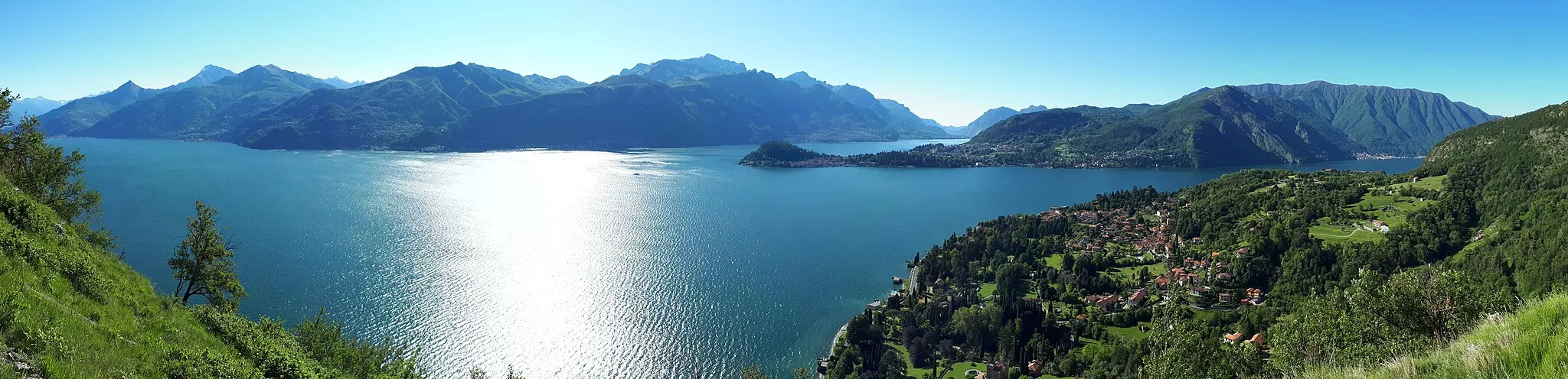 Photo showing: Panorama sul Lago di Como, dal balcone panoramico su cui sorge la Chiesa di San Martino a Griante, sulle pendici del Sasso San Martino.