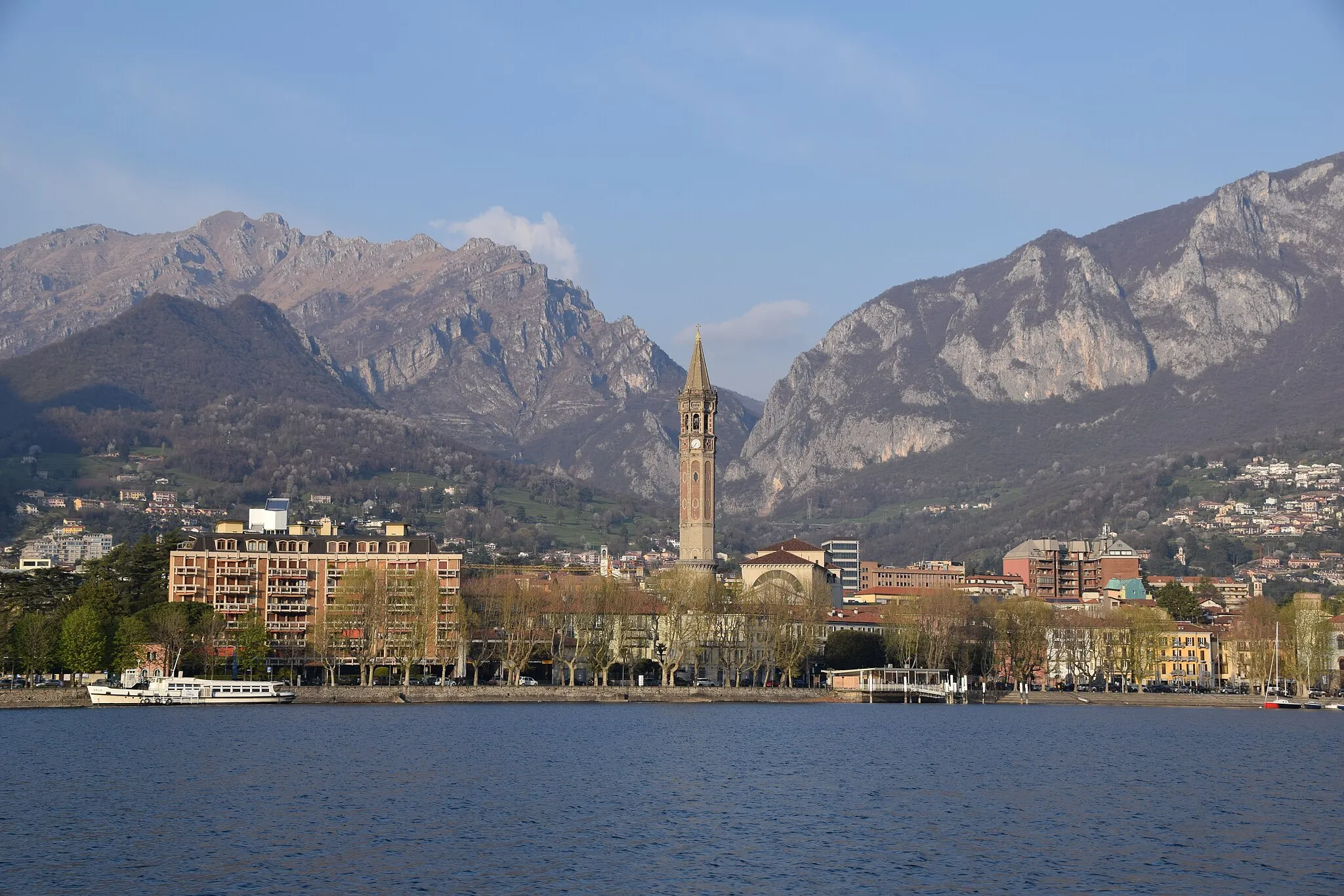 Photo showing: View of Lecco from Lake Como