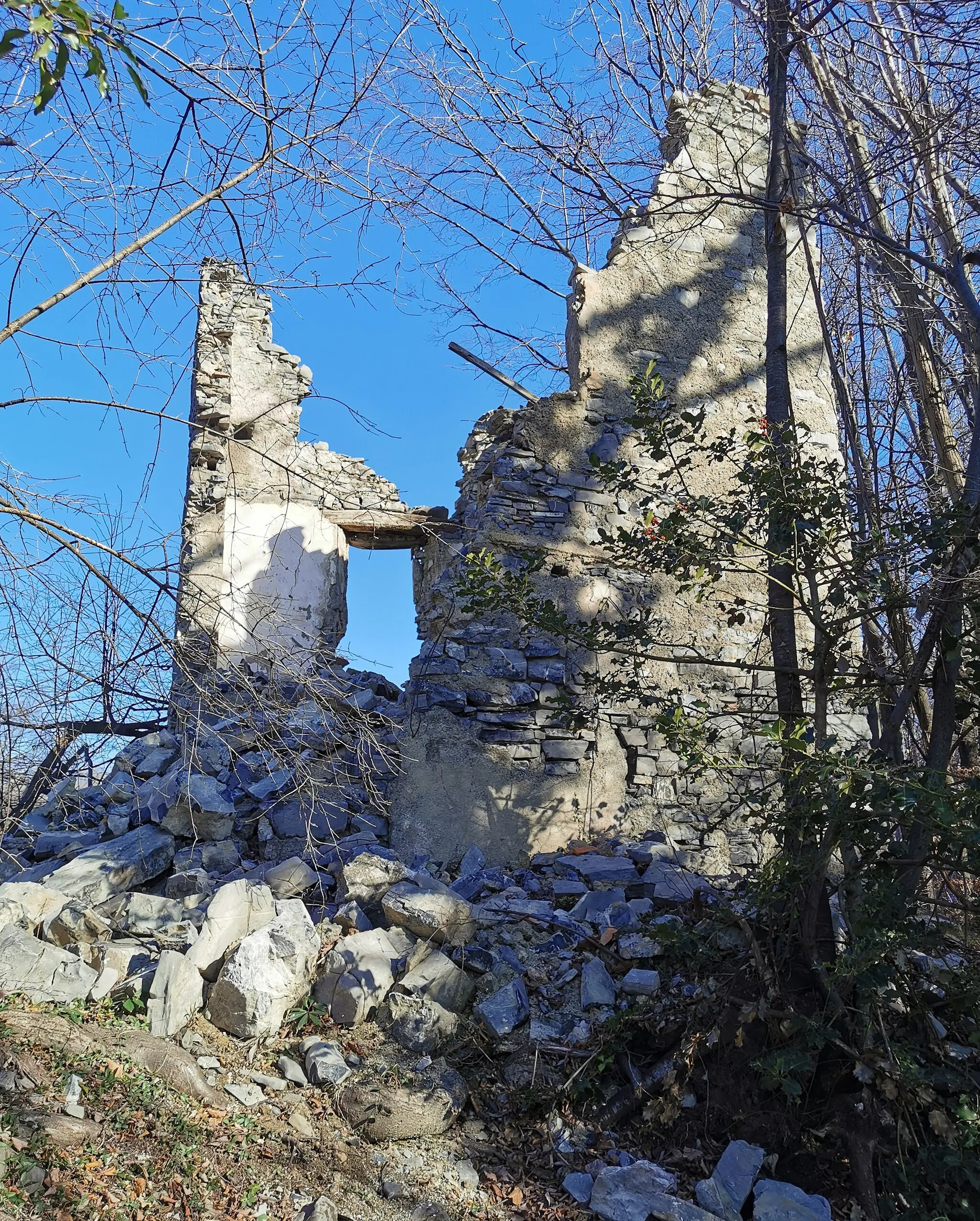 Photo showing: Edificio in rovina ad Albiga, lungo il sentiero per il Monte San Defendente, in corrispondenza di un bivio per Panighetto.