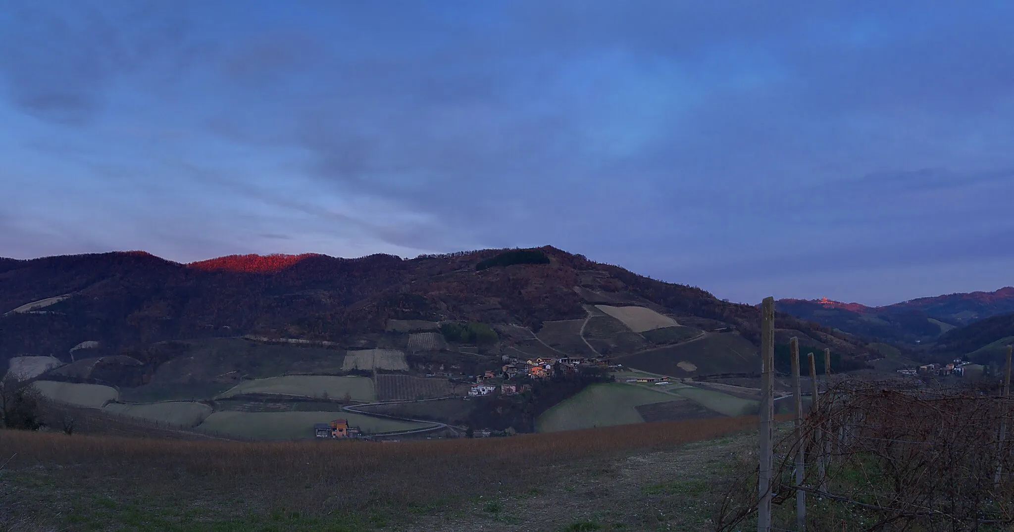 Photo showing: Ultimi raggi di sole sulle colline sopra Schizzola