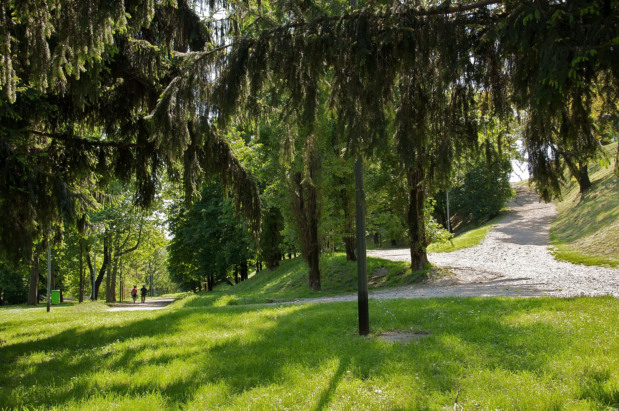Photo showing: Paths inside Milan Monte Stella Park