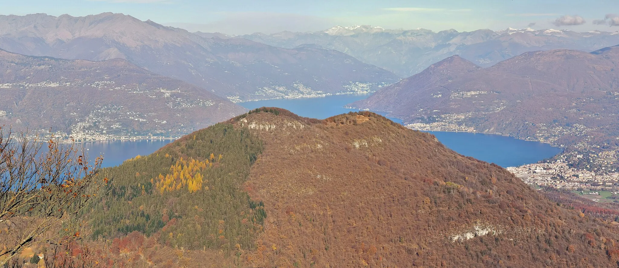 Photo showing: Sullo sfondo del Lago Maggiore, le due cime del Monte Pian Nave, inquadrate dalla vetta del Monte della Colonna