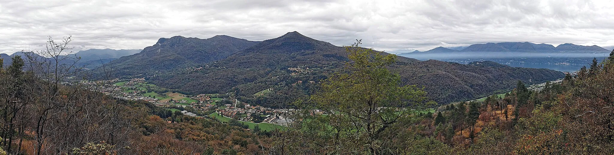 Photo showing: Vista panoramica sulla Valtravaglia dal belvedere antistante la Chiesa di San Martino (Montegrino Valtravaglia). Al centro della foto, domina il Monte Pian Nave.