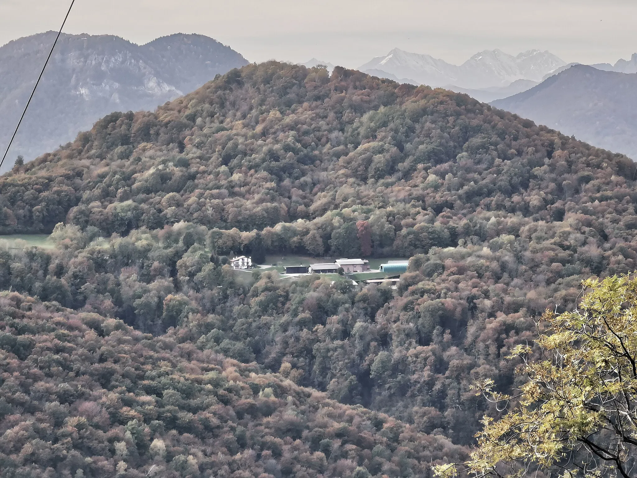 Photo showing: Vista sul Monte Scerrè, da Boarezzo (da un punto lungo la Via G. Chini).
Al centro della foto, i fabbricati della Cascina Rombello.