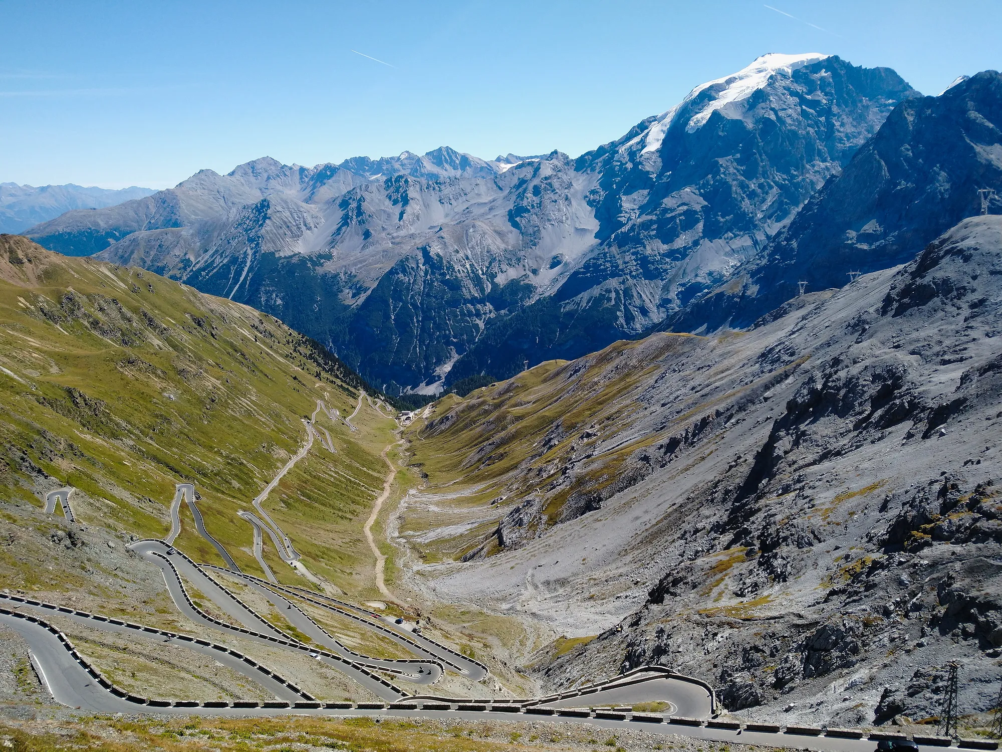 Photo showing: Widok z przełęczy Stelvio (Passo dello Stelvio / Stilfser Joch) w kierunku wschodnim -- zjazd do Trafoi