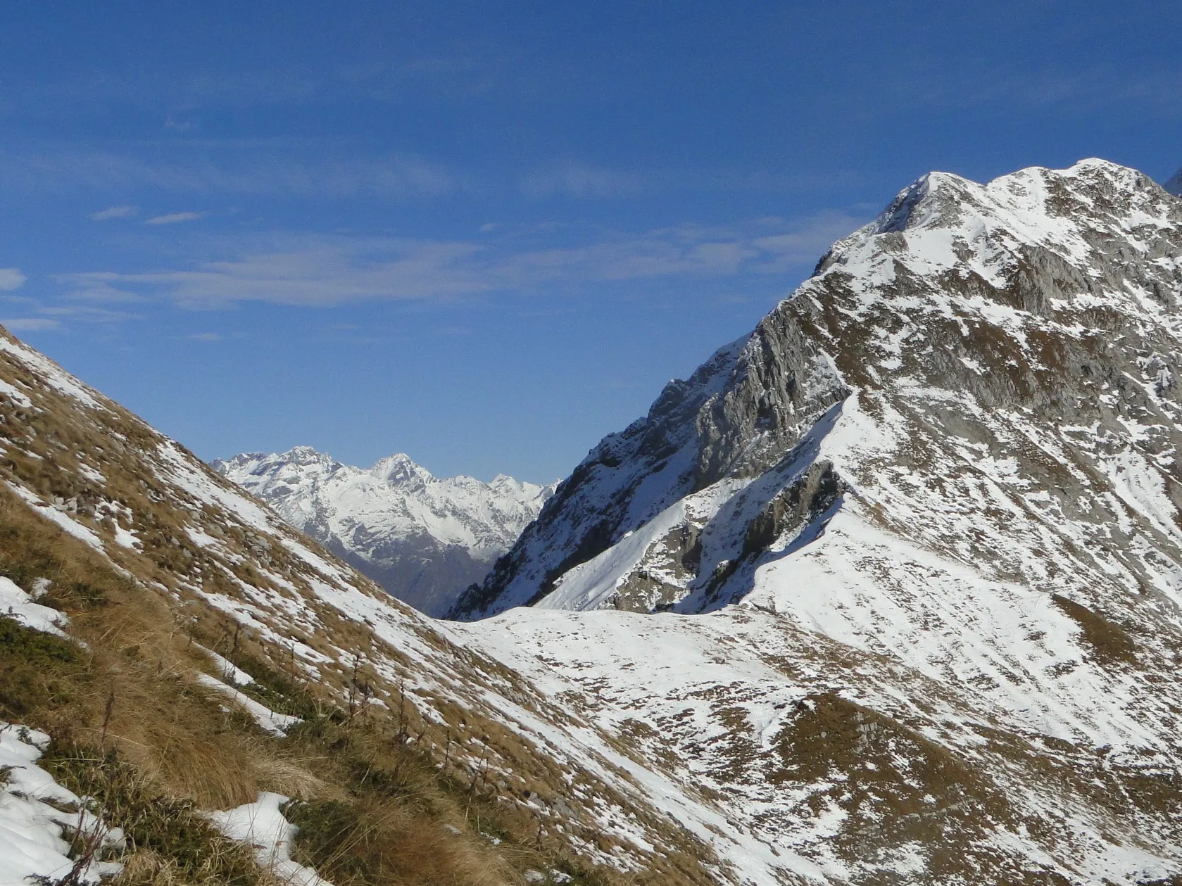 Photo showing: Il passo del Re (1.997 m.s.l.m.), con a destra la cima del Fop ed a sinistra la cima di Leten