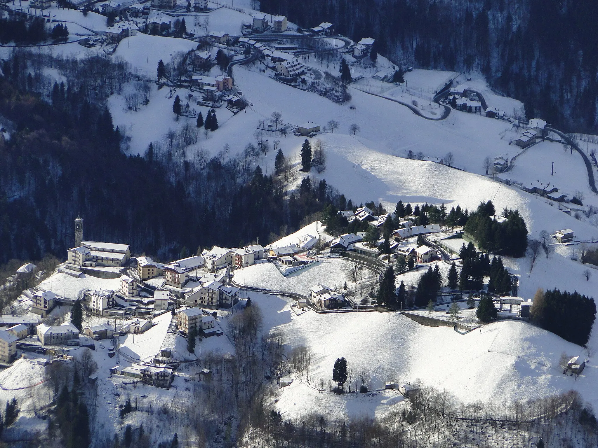 Photo showing: Zambla bassa, fraz. di Oltre il Colle (BG), vista dalla cima del Grem