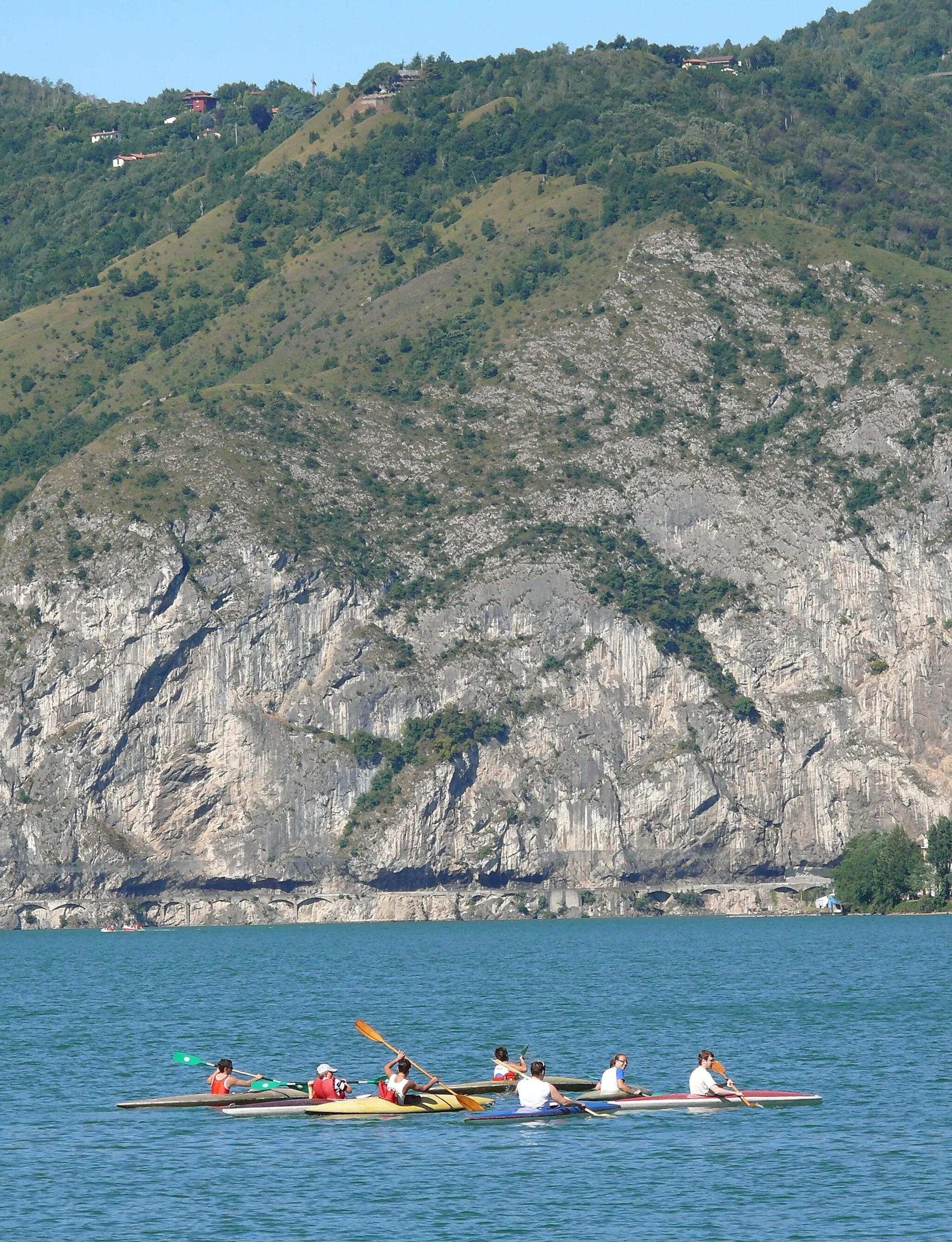 Photo showing: scuola di canoa sul lago d'iseo