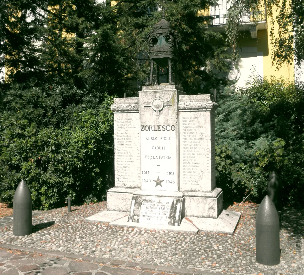 Photo showing: Monumento ai Caduti a Zorlesco, fraz. di Casalpusterlengo