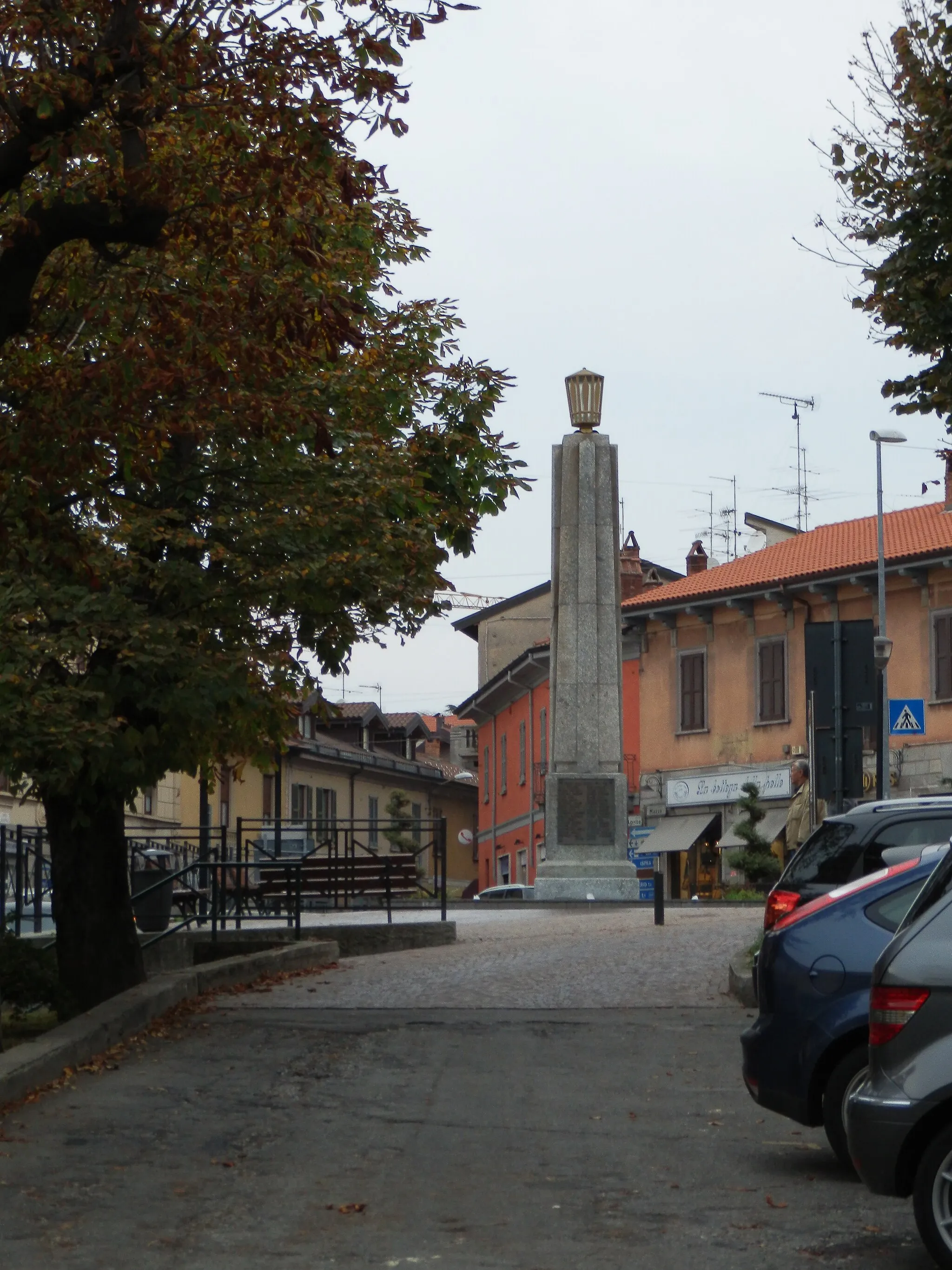 Photo showing: Monumento all'angolo fra viale Garibaldi e via A. Mazza a Gavirate