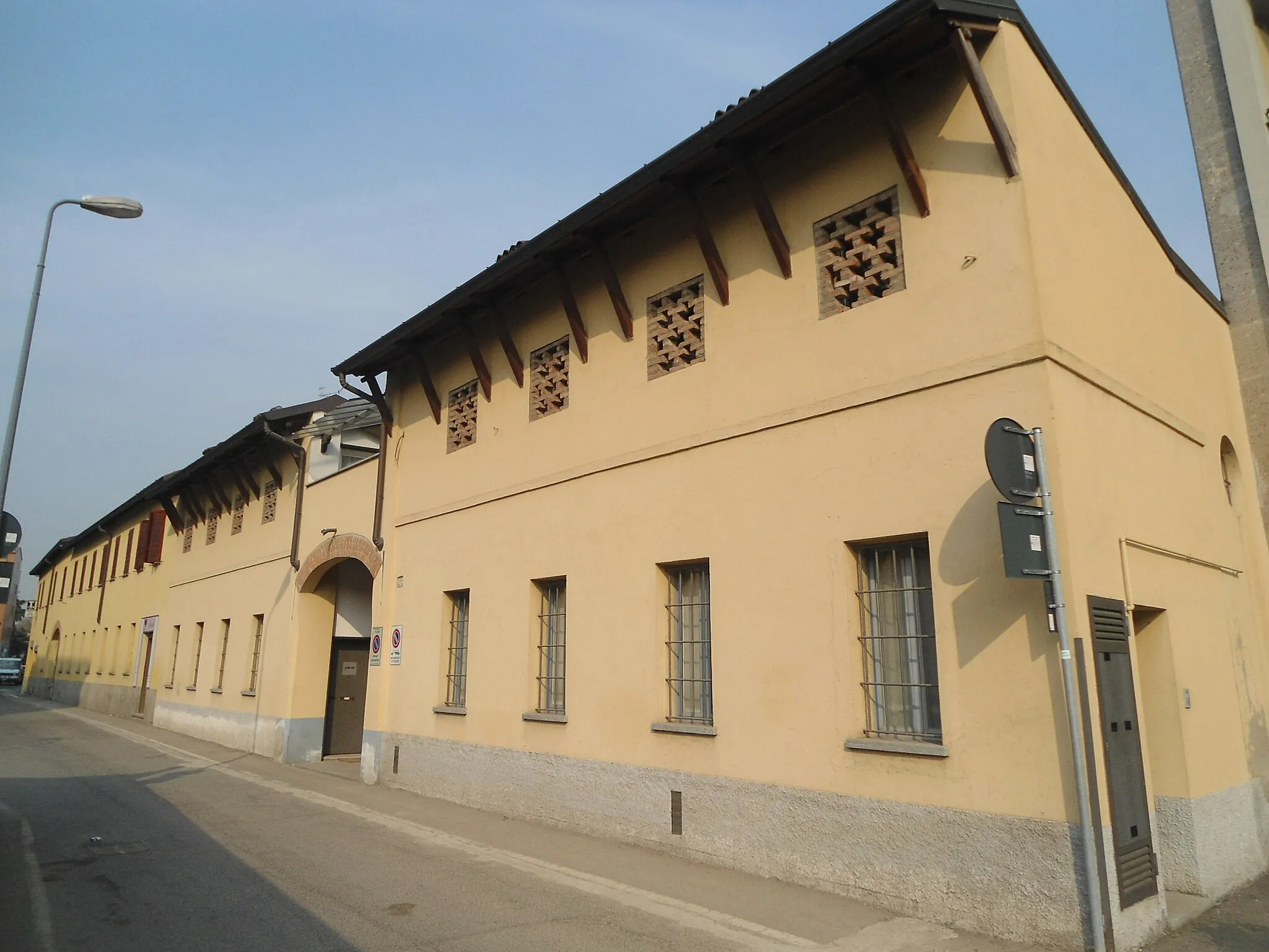 Photo showing: The old farmhouse of Via Barnaba Oriani, 44-48