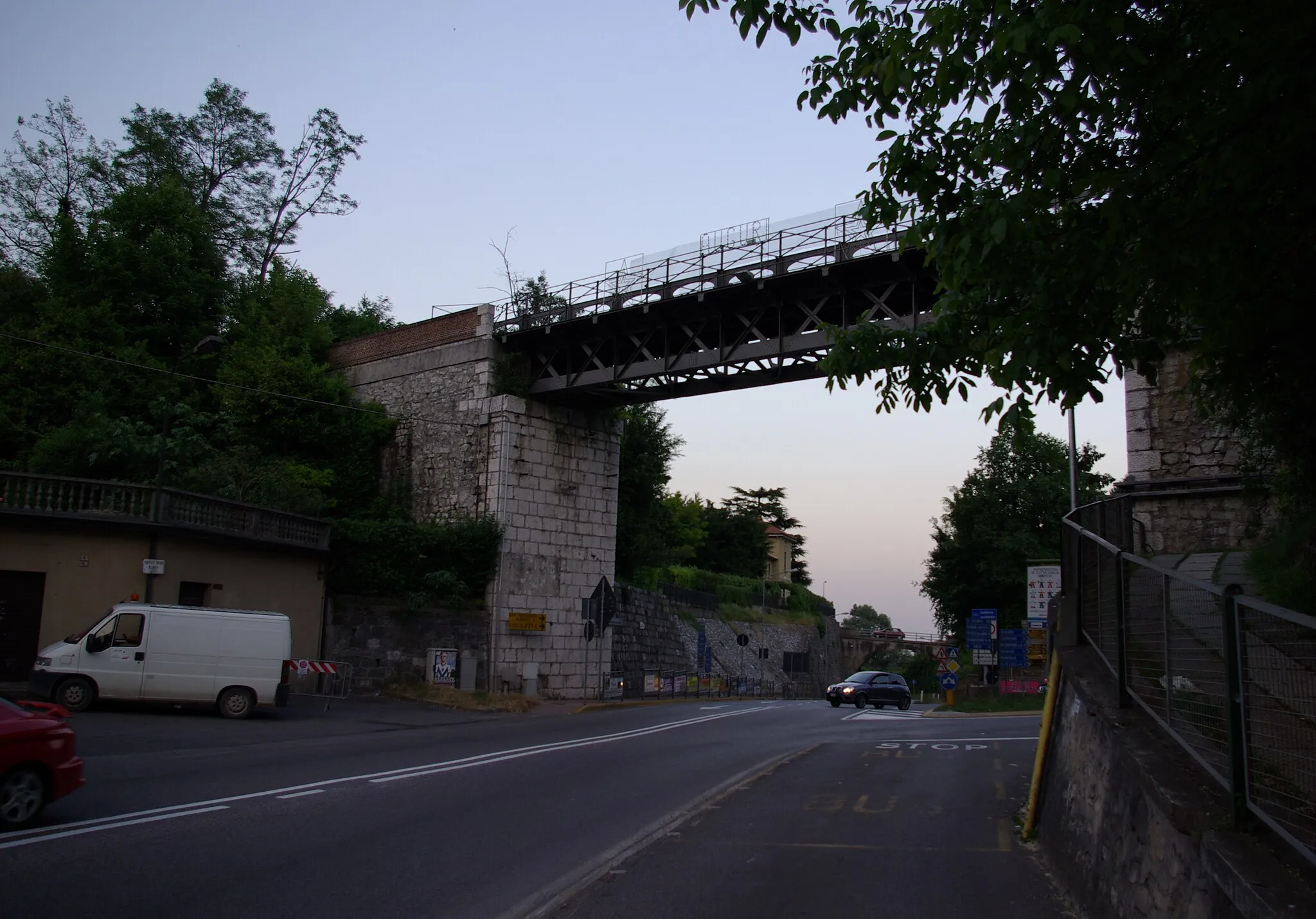 Photo showing: Ehemalige Eisenbahnbrücke in Ponte Pier (Roè Volciano), Provinz Brescia
