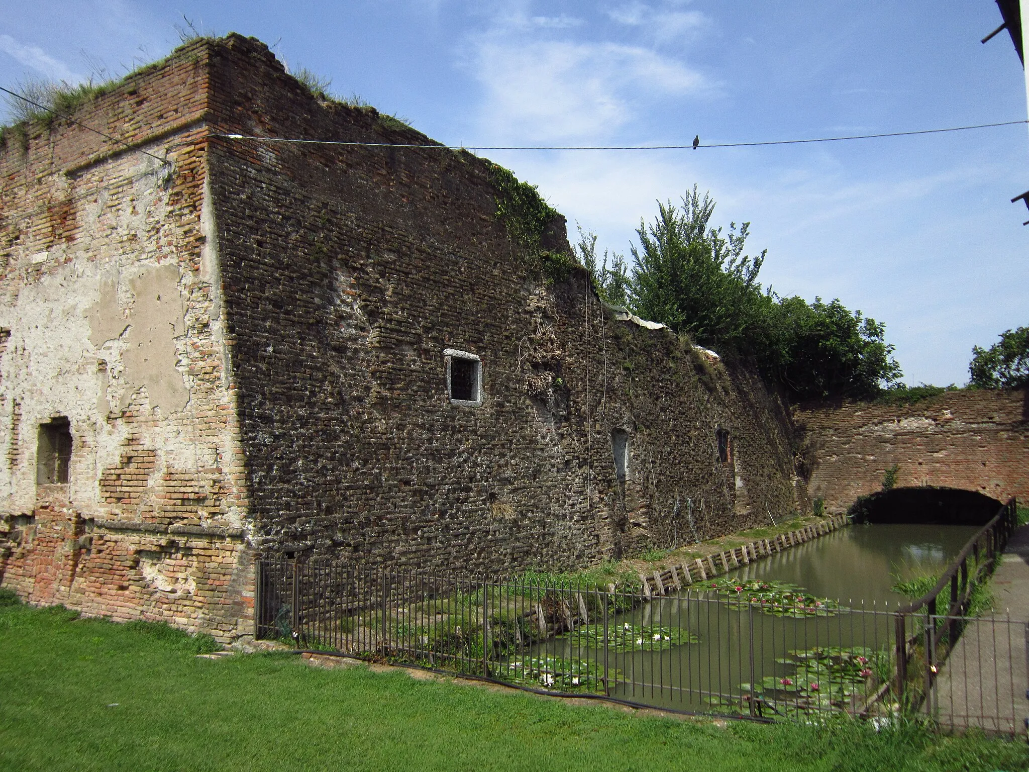 Photo showing: Ancient city walls in Pizzighettone, Cremona, Italy